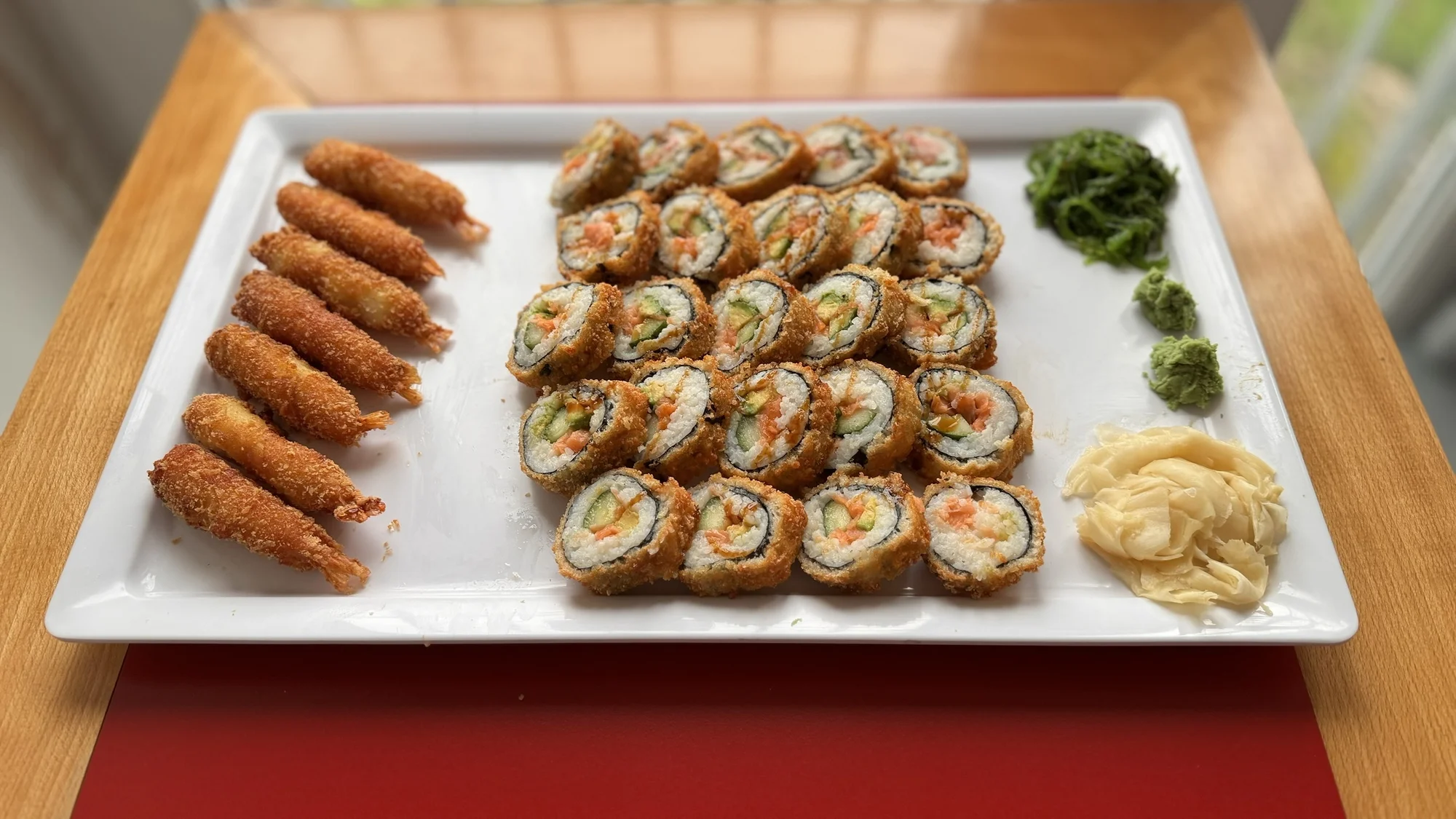 Krevety a sushi v tempuře plněné lososem i krabem: 29-44 ks