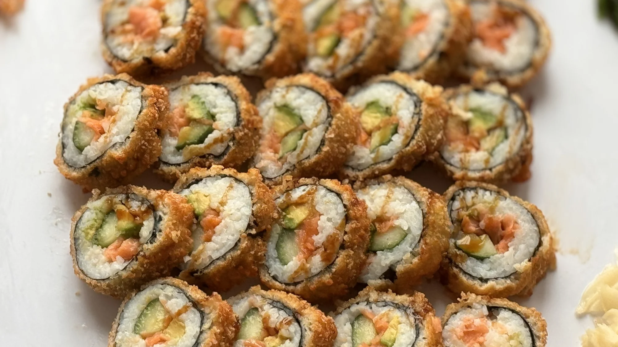 Krevety a sushi v tempuře plněné lososem i krabem: 29-44 ks