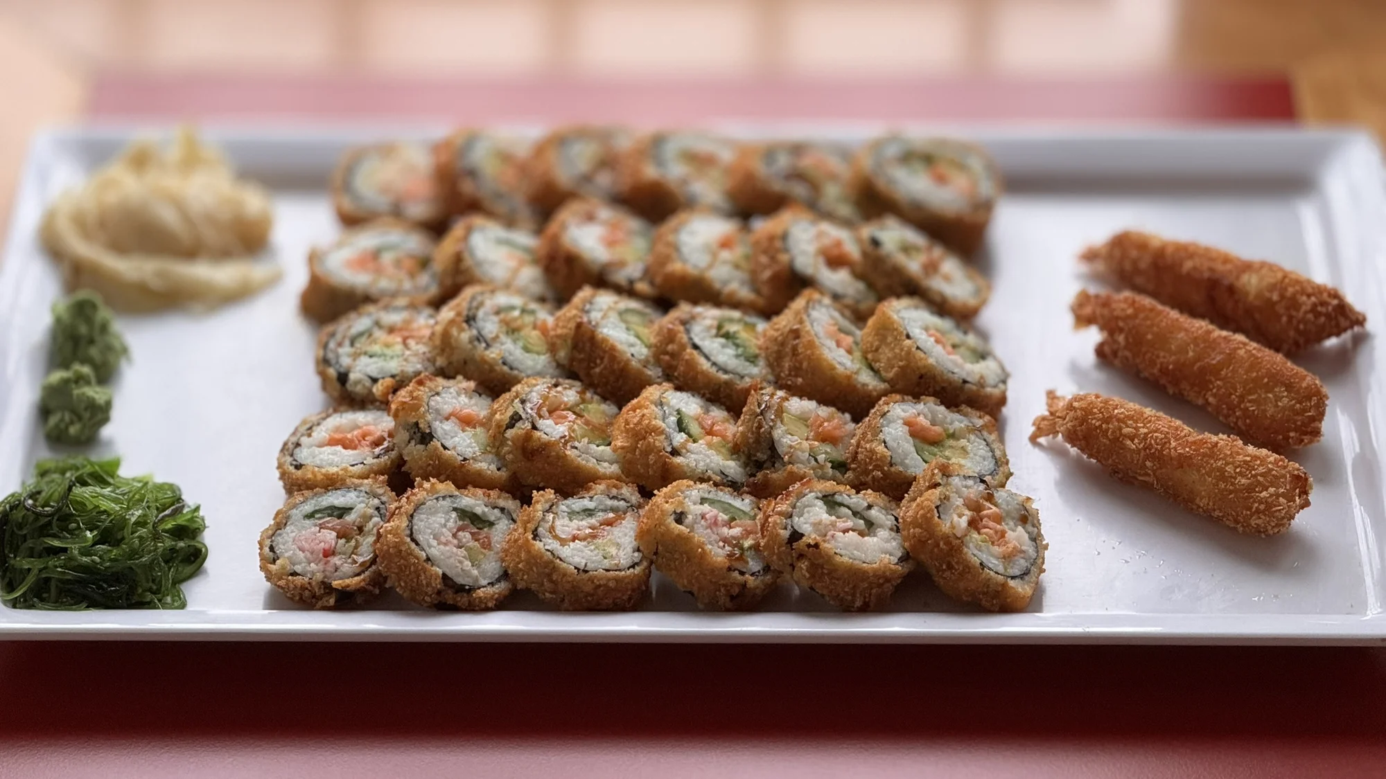 Krevety a sushi v tempuře plněné lososem i krabem: 29-44 ks