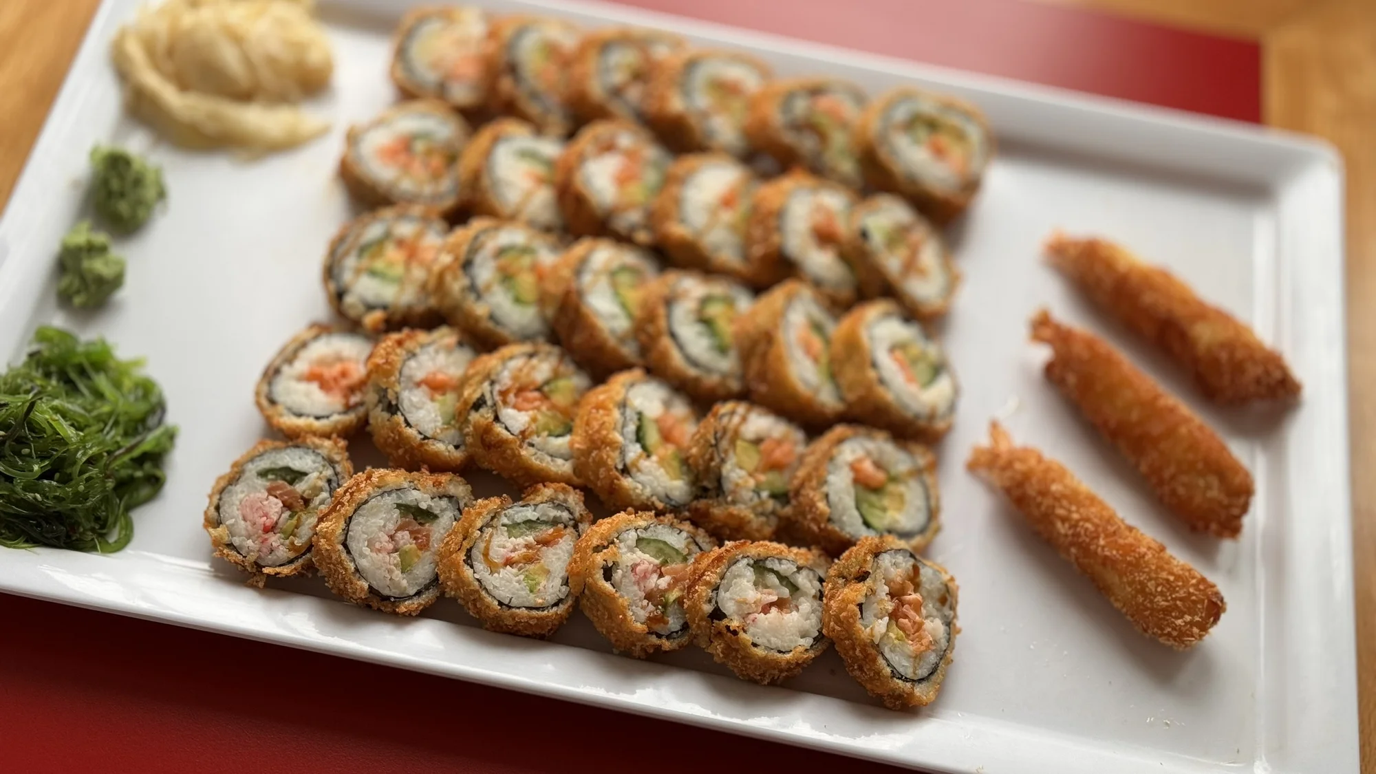 Krevety a sushi v tempuře plněné lososem i krabem: 29-44 ks