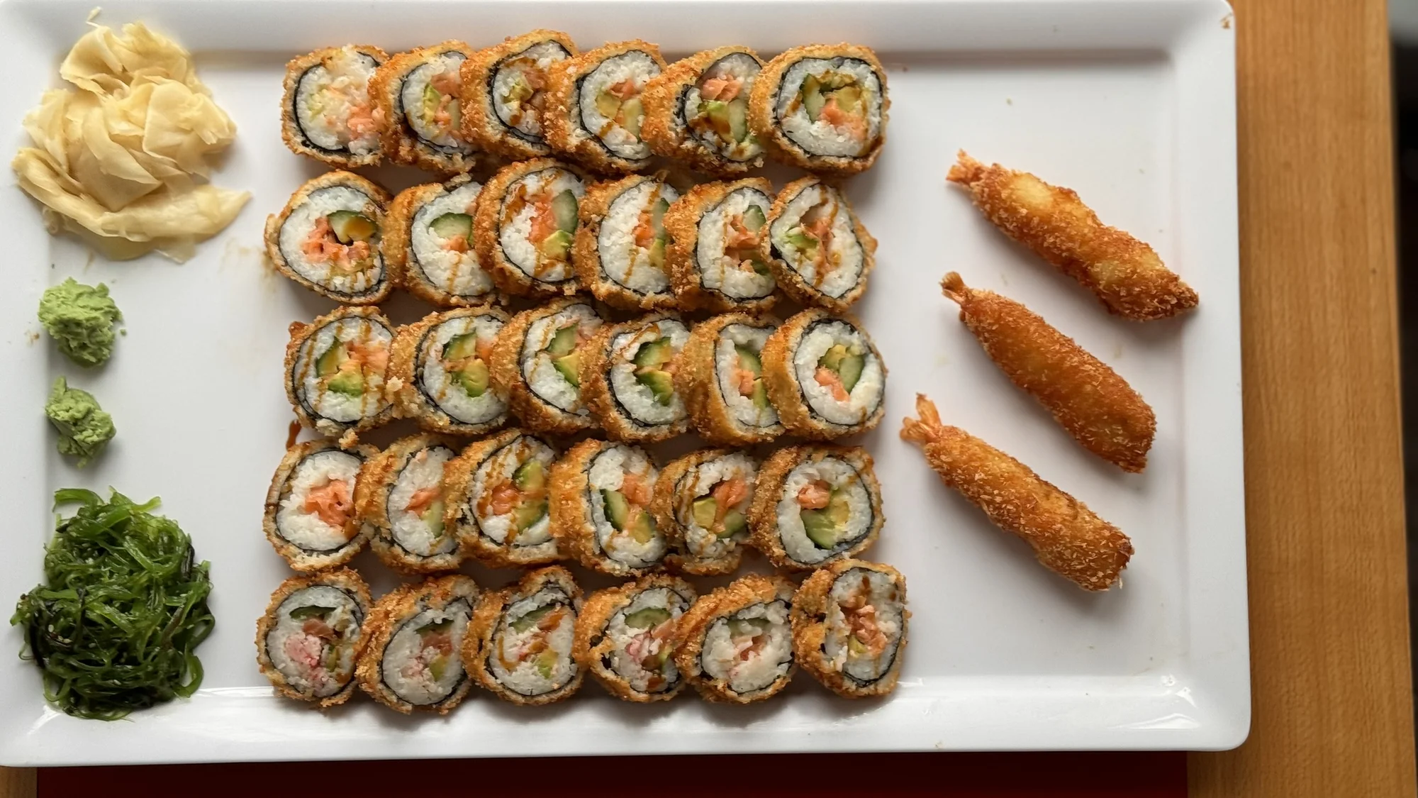 Krevety a sushi v tempuře plněné lososem i krabem: 29-44 ks