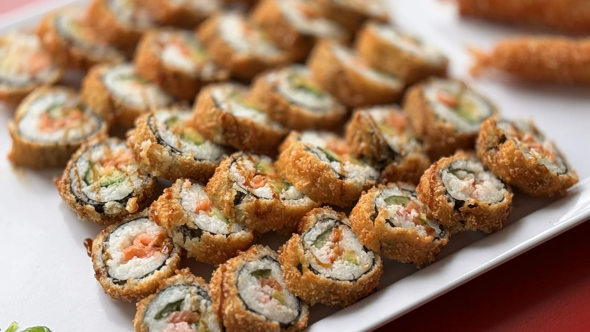 Krevety a sushi v tempuře plněné lososem i krabem: 29-44 ks