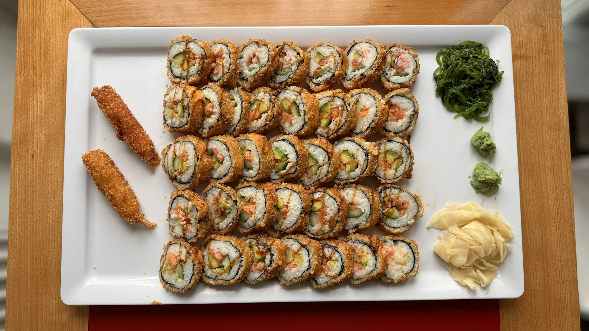 Krevety a sushi v tempuře plněné lososem i krabem: 29-44 ks