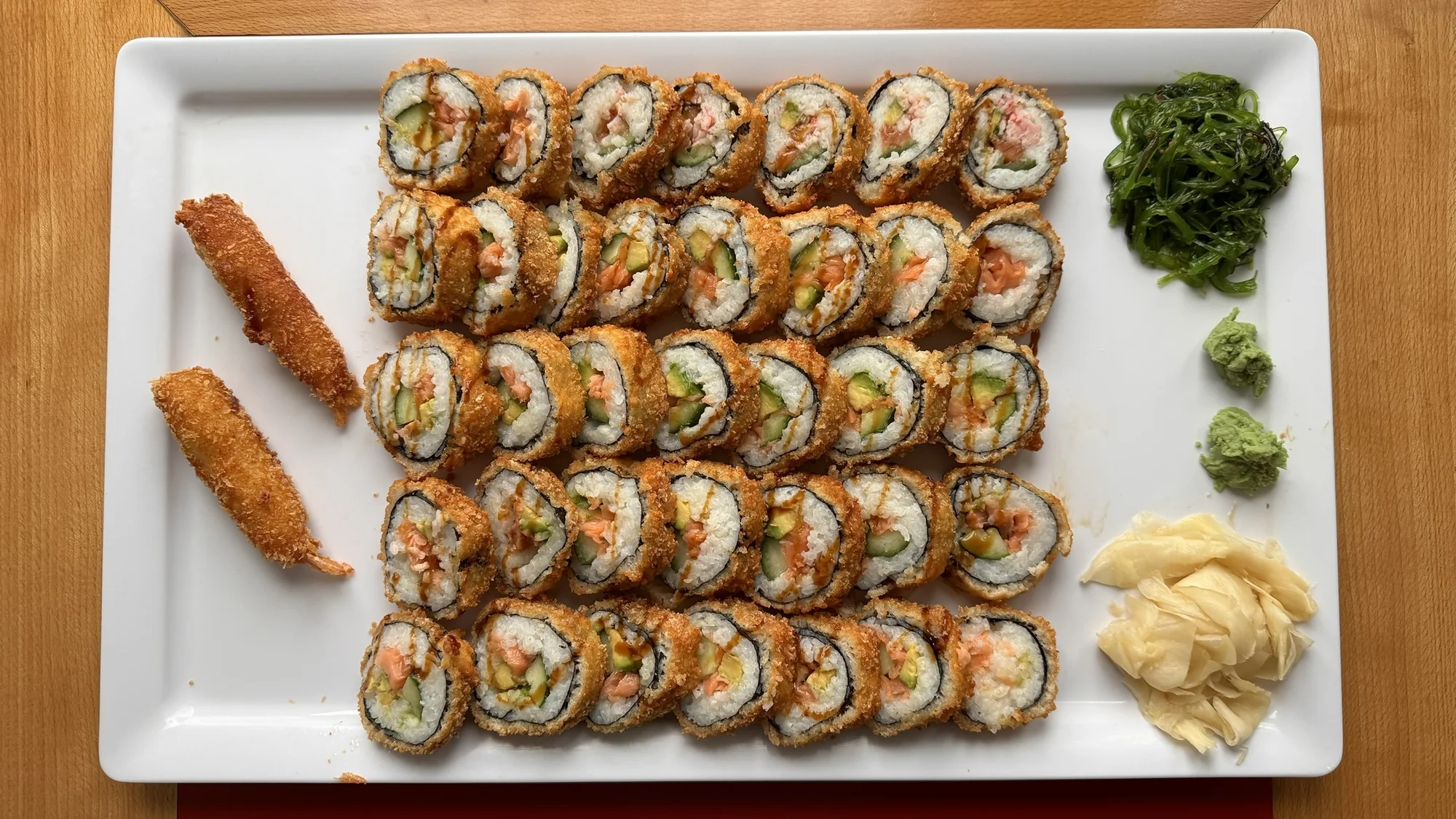 Krevety a sushi v tempuře plněné lososem i krabem: 29-44 ks