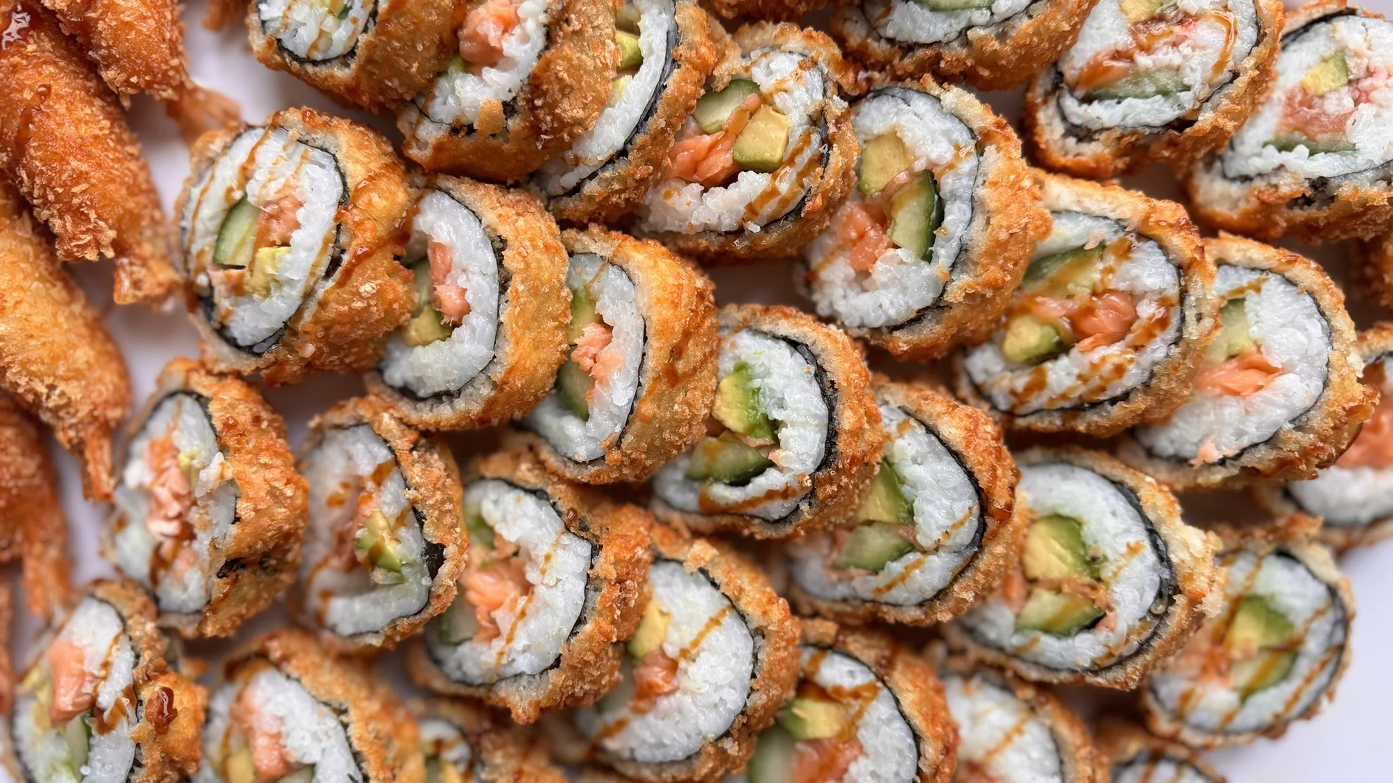 Krevety a sushi v tempuře plněné lososem i krabem: 29-44 ks
