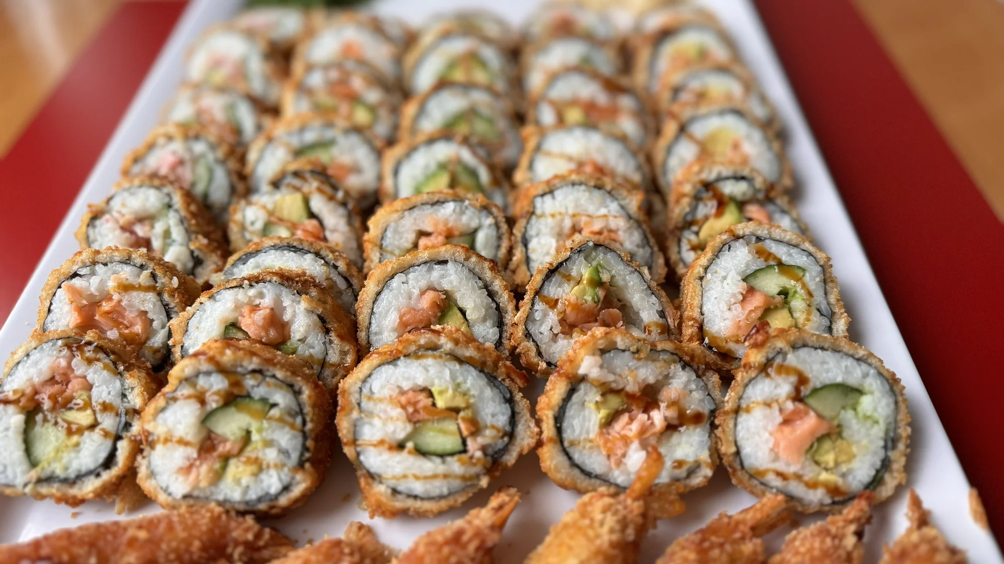 Krevety a sushi v tempuře plněné lososem i krabem: 29-44 ks