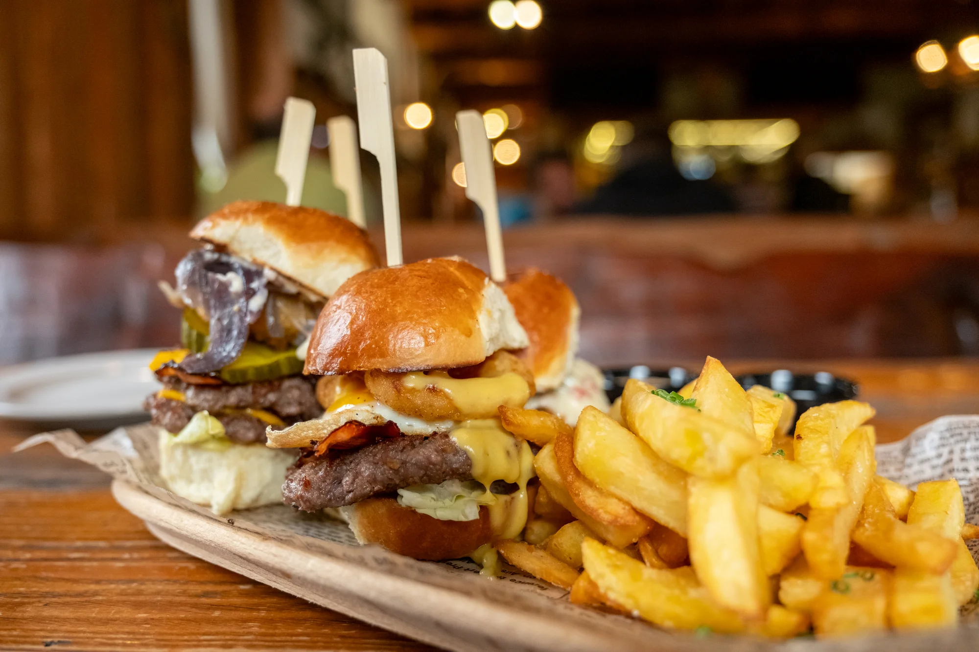 Set 4-8 mini burgerů na western ranči: klasický a smash hovězí burger, trhané vepřové i kuřecí