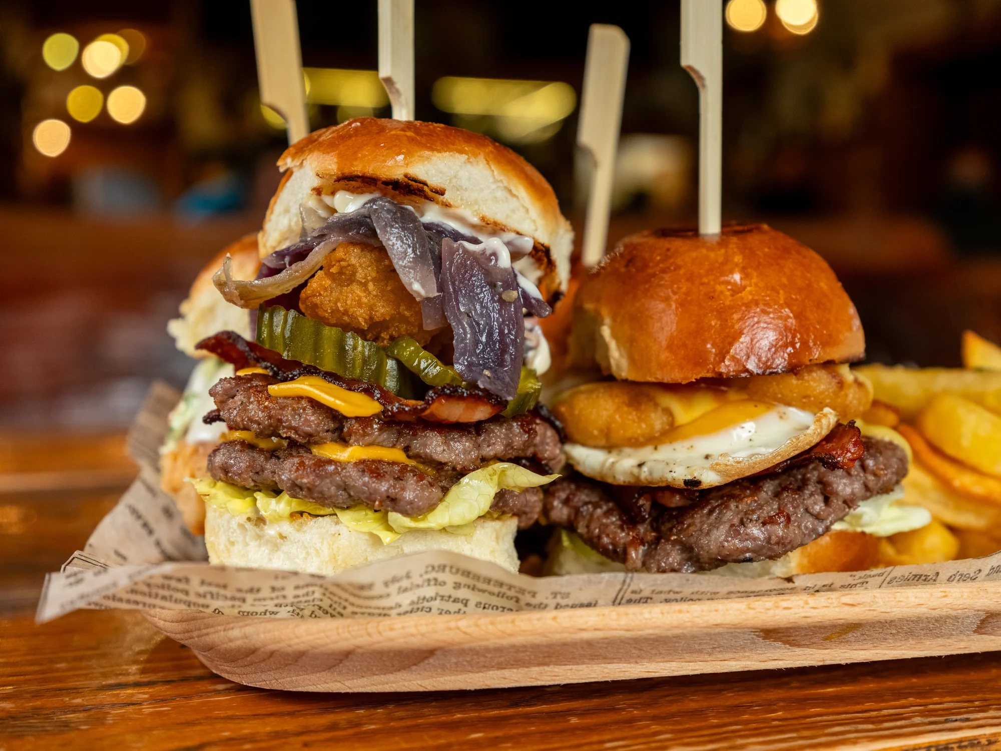 Set 4-8 mini burgerů na western ranči: klasický a smash hovězí burger, trhané vepřové i kuřecí