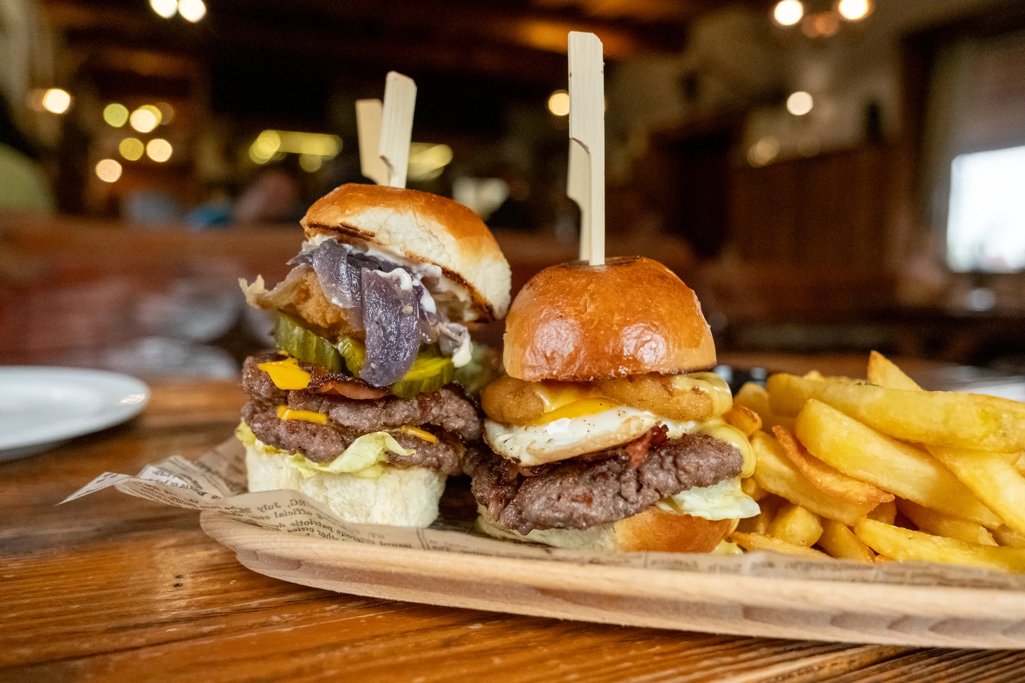 Set 4-8 mini burgerů na western ranči: klasický a smash hovězí burger, trhané vepřové i kuřecí