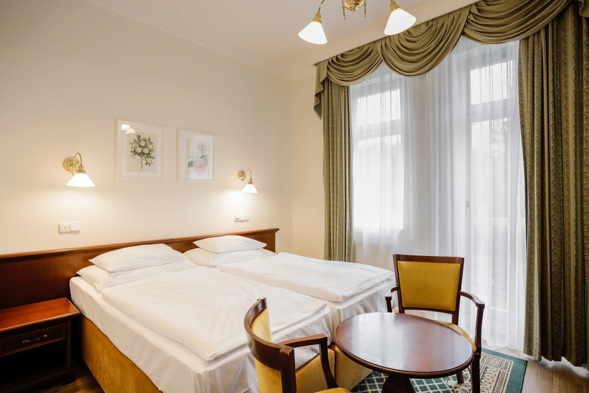 4* relax v Karlových Varech: bazénové a wellness centrum, lázeňské procedury, snídaně či polopenze