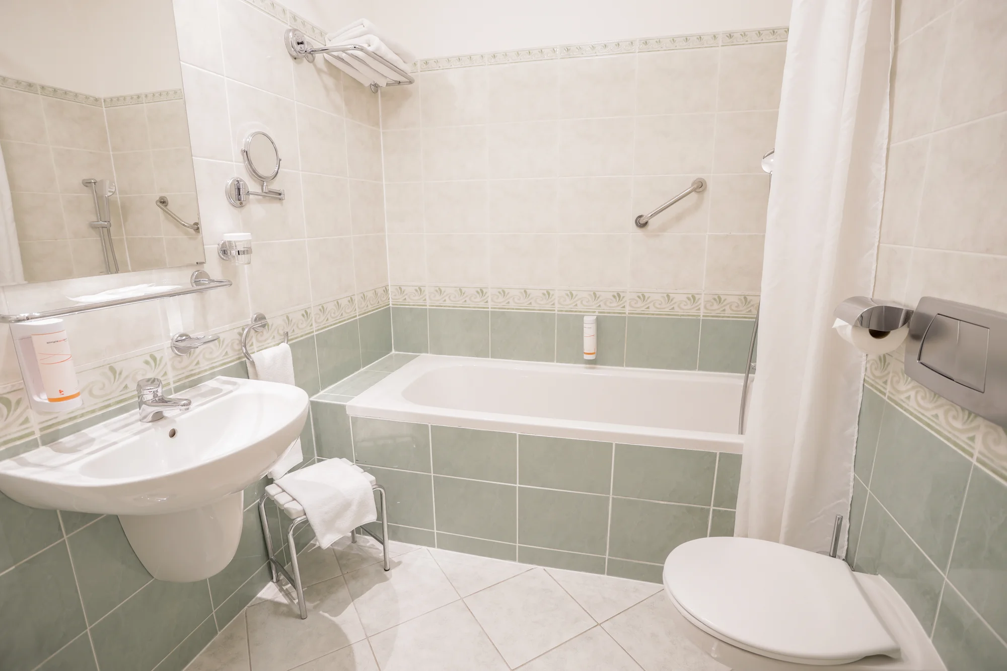 4* relax v Karlových Varech: bazénové a wellness centrum, lázeňské procedury, snídaně či polopenze