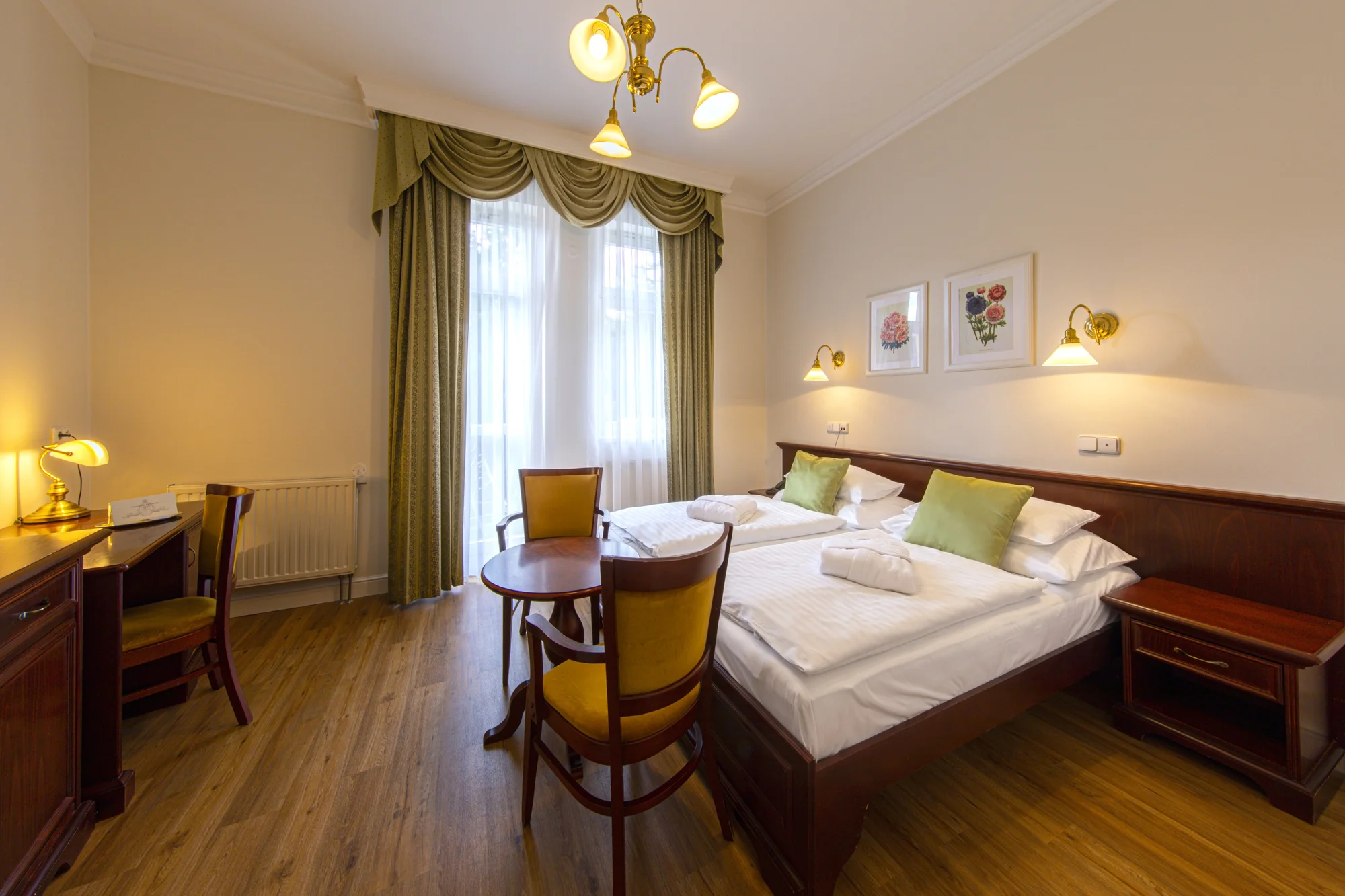 4* relax v Karlových Varech: bazénové a wellness centrum, lázeňské procedury, snídaně či polopenze