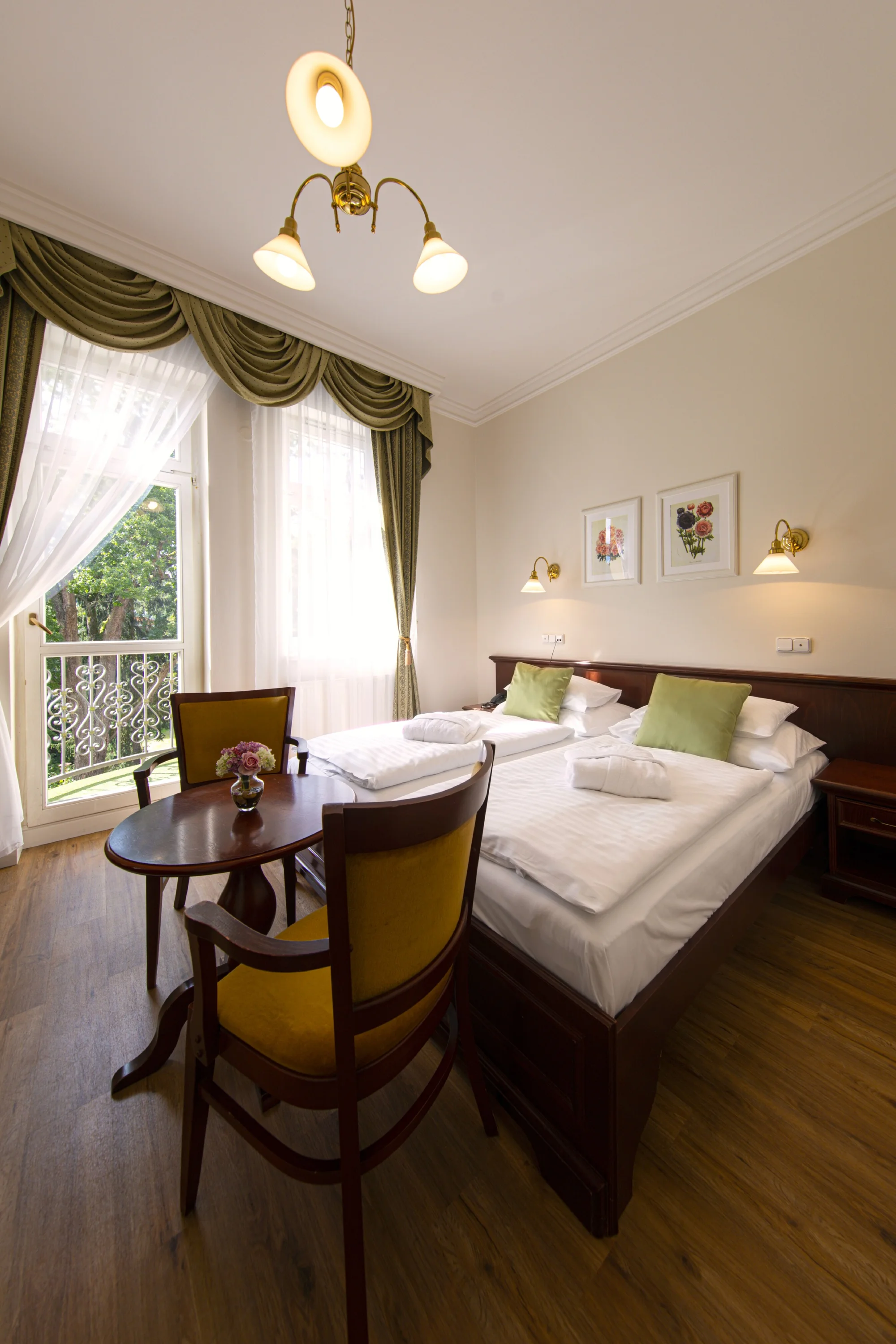 4* relax v Karlových Varech: bazénové a wellness centrum, lázeňské procedury, snídaně či polopenze