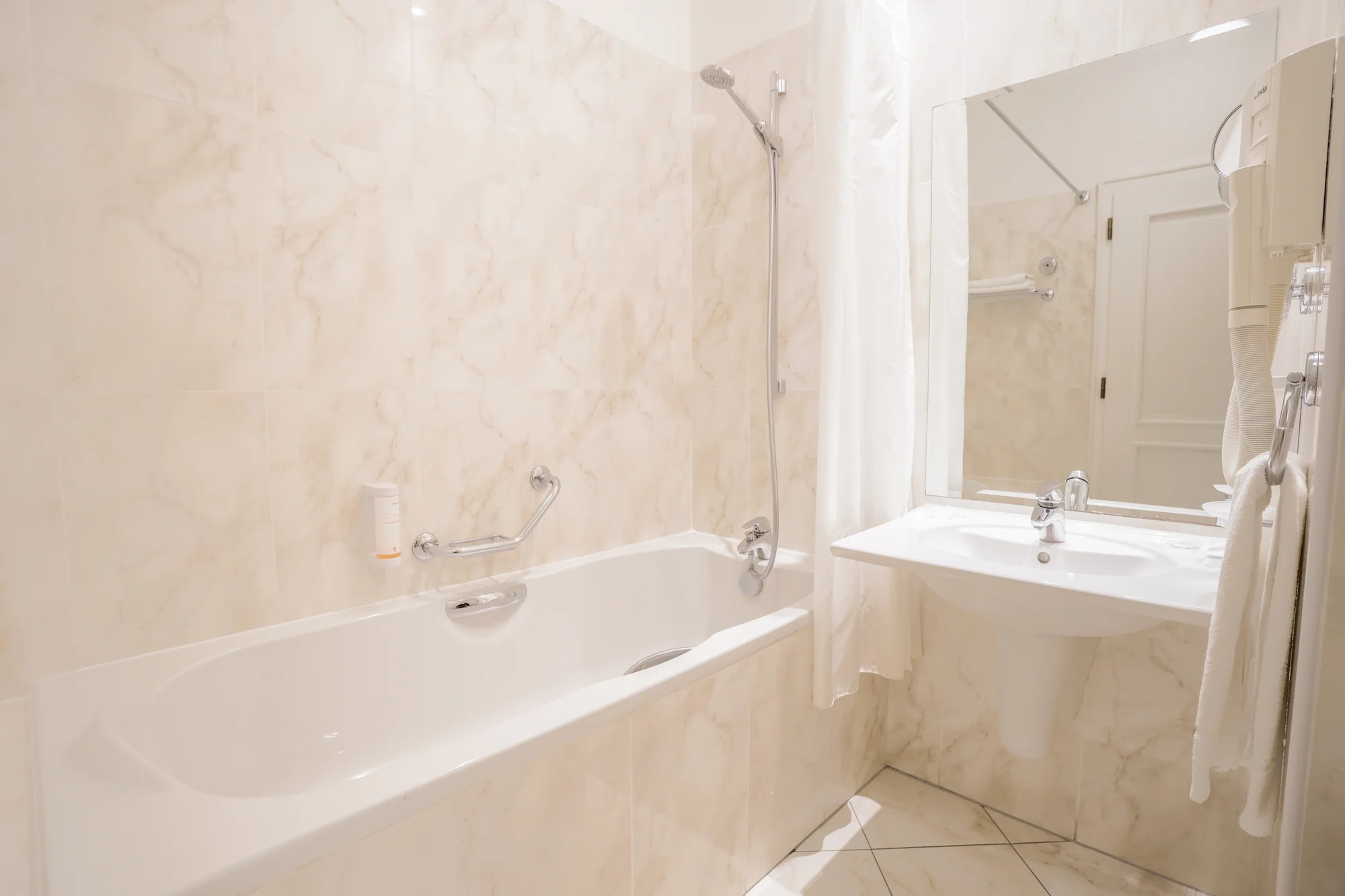 4* relax v Karlových Varech: bazénové a wellness centrum, lázeňské procedury, snídaně či polopenze