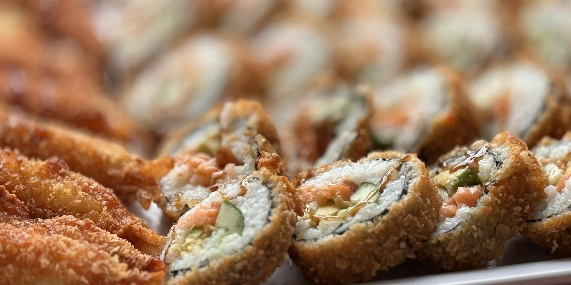 Krevety a sushi v tempuře plněné lososem i krabem: 29-44 ks