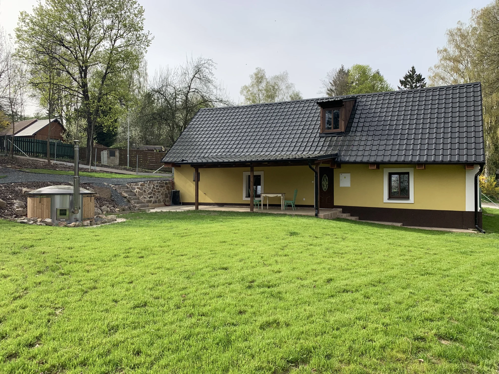 Chata na okraji Brdské vrchoviny: ubytování až pro 8 osob, venkovní finská sauna i vířivý sud