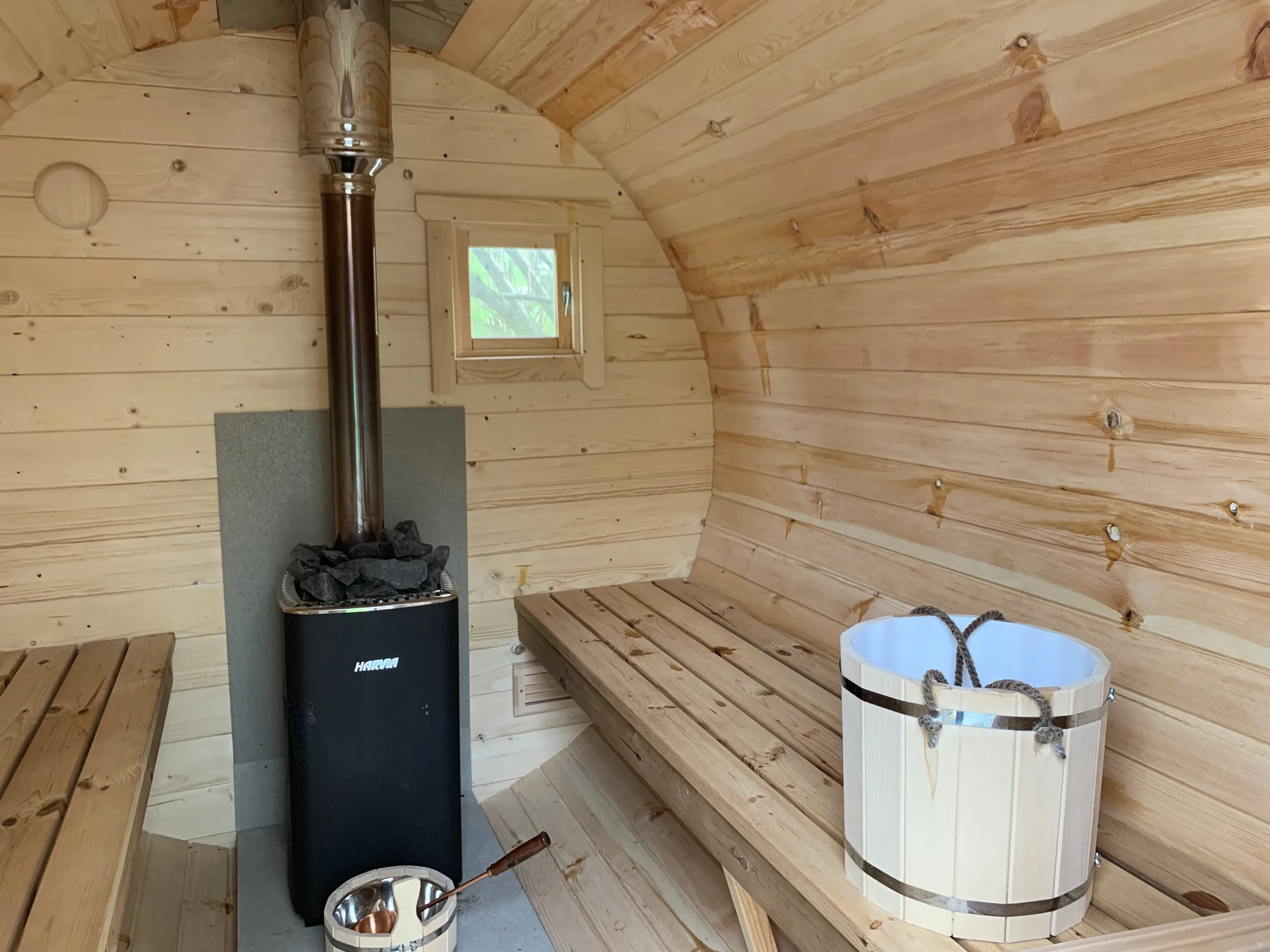Chata na okraji Brdské vrchoviny: ubytování až pro 8 osob, venkovní finská sauna i vířivý sud