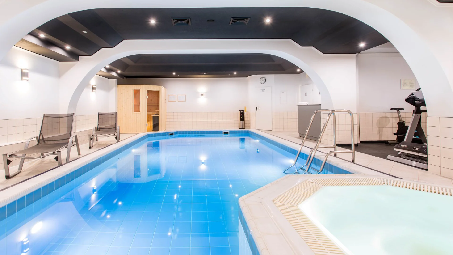 Hotel v centru Vratislavi jen 5 min pěšky od Staroměstského náměstí: wellness, snídaně či polopenze