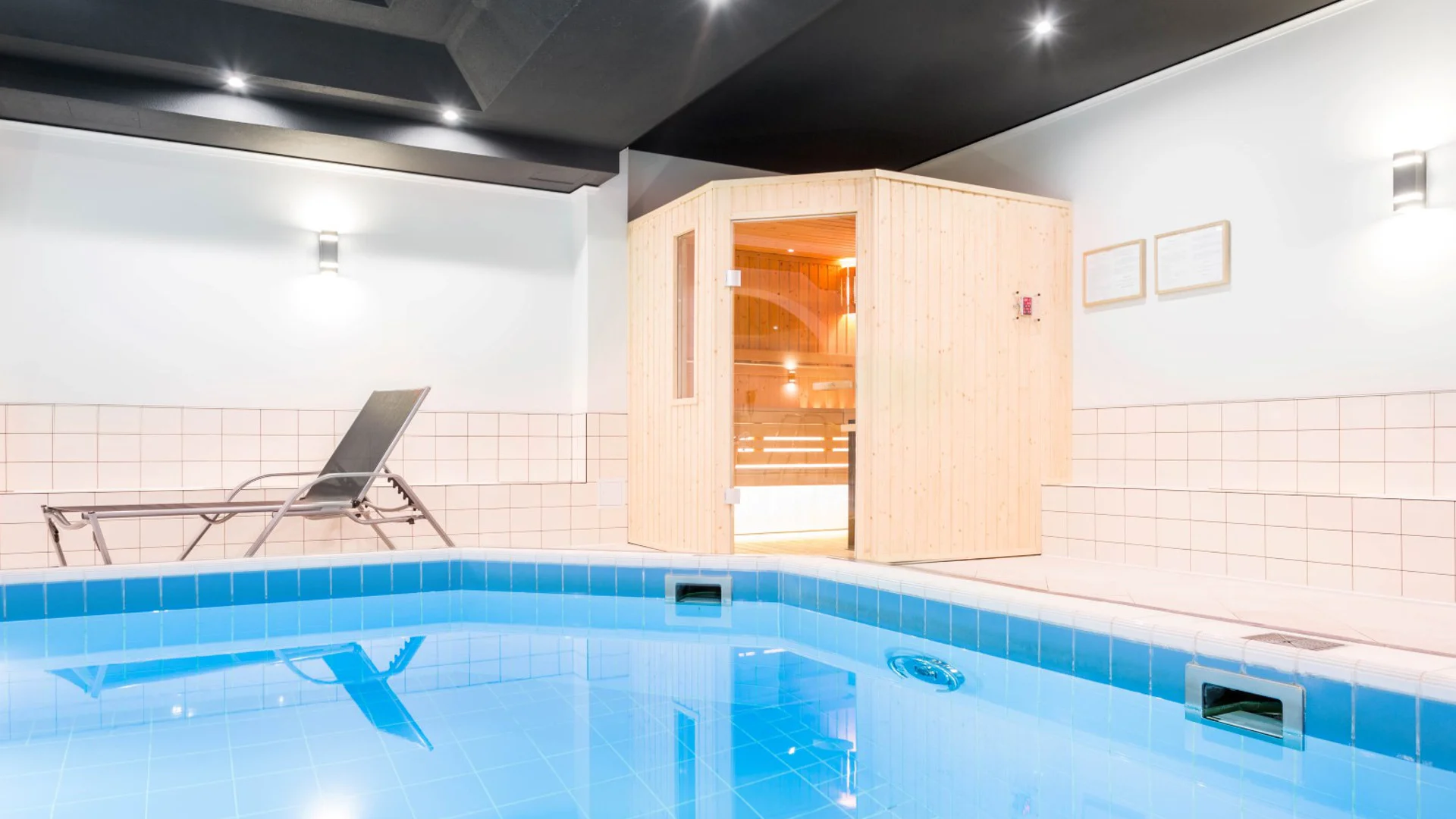 Hotel v centru Vratislavi jen 5 min pěšky od Staroměstského náměstí: wellness, snídaně či polopenze