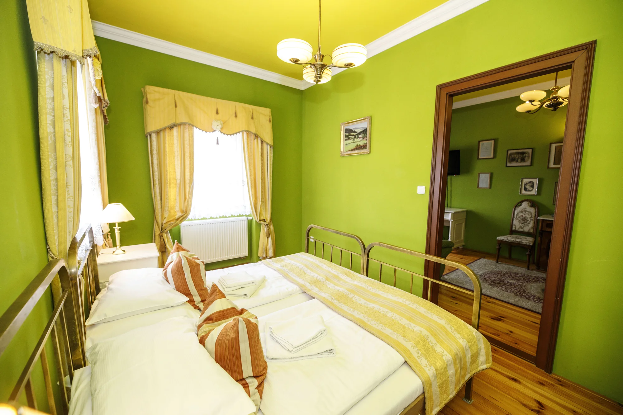 Prvorepublikový hotel v centru Jičína: snídaně či polopenze, wellness i masáž