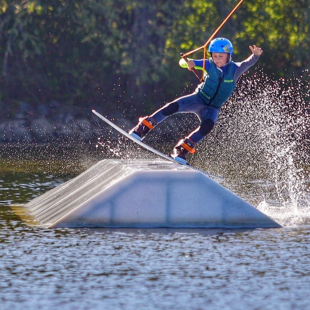 Parádní jízda po vodní hladině: wakeboarding až na 1 hodinu s možností trenéra pro 1–4 osoby