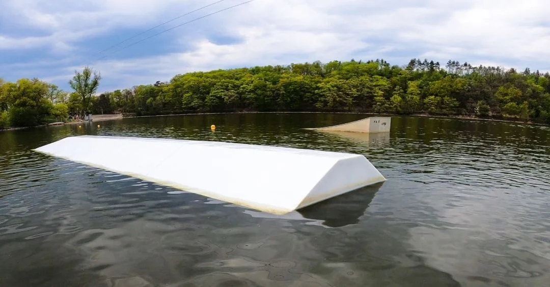 Parádní jízda po vodní hladině: wakeboarding až na 1 hodinu s možností trenéra pro 1–4 osoby