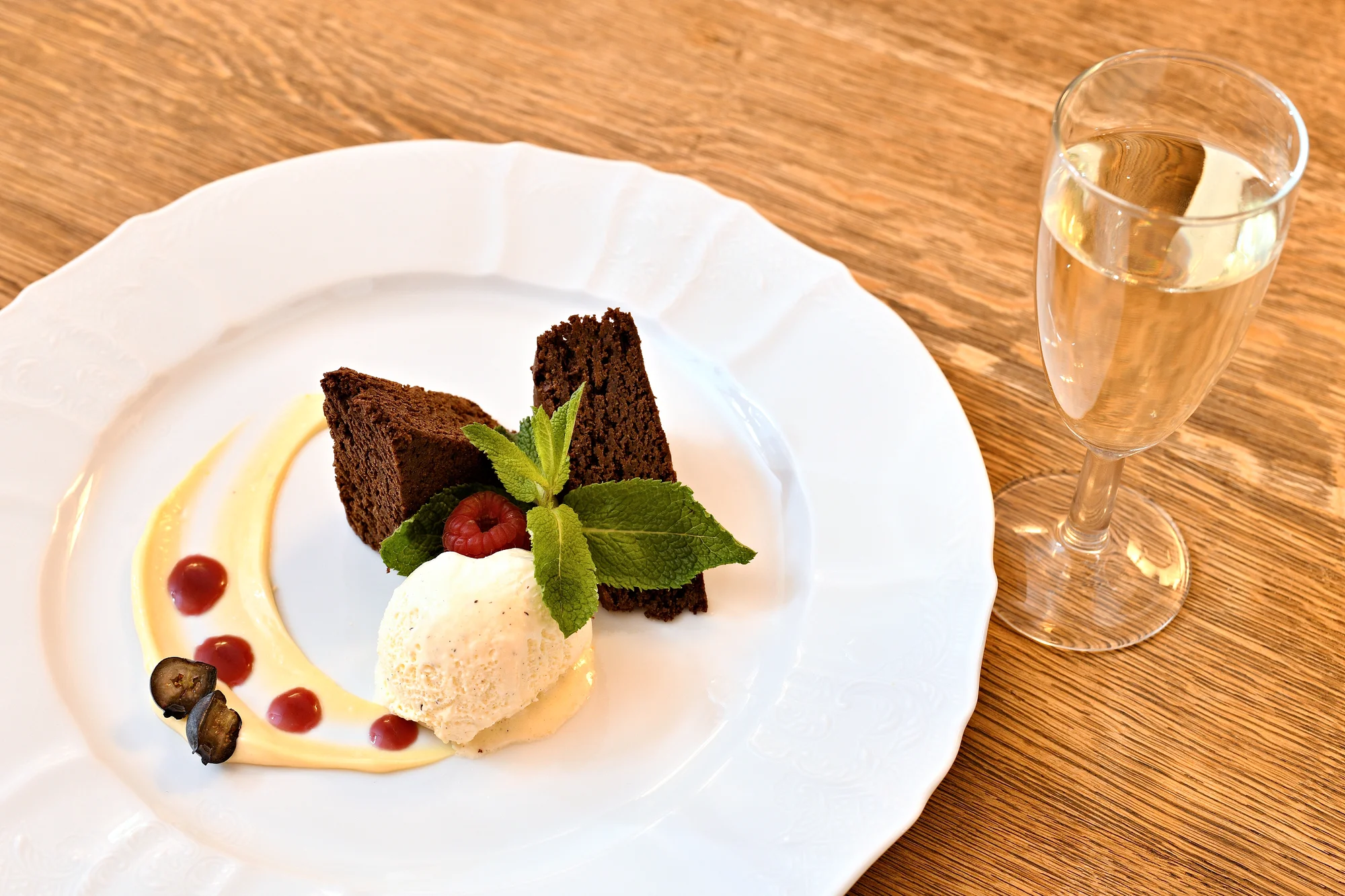 4chodové menu v Chateau Ctěnice i s neomezenou konzumací vína či piva pro 1–2 osoby