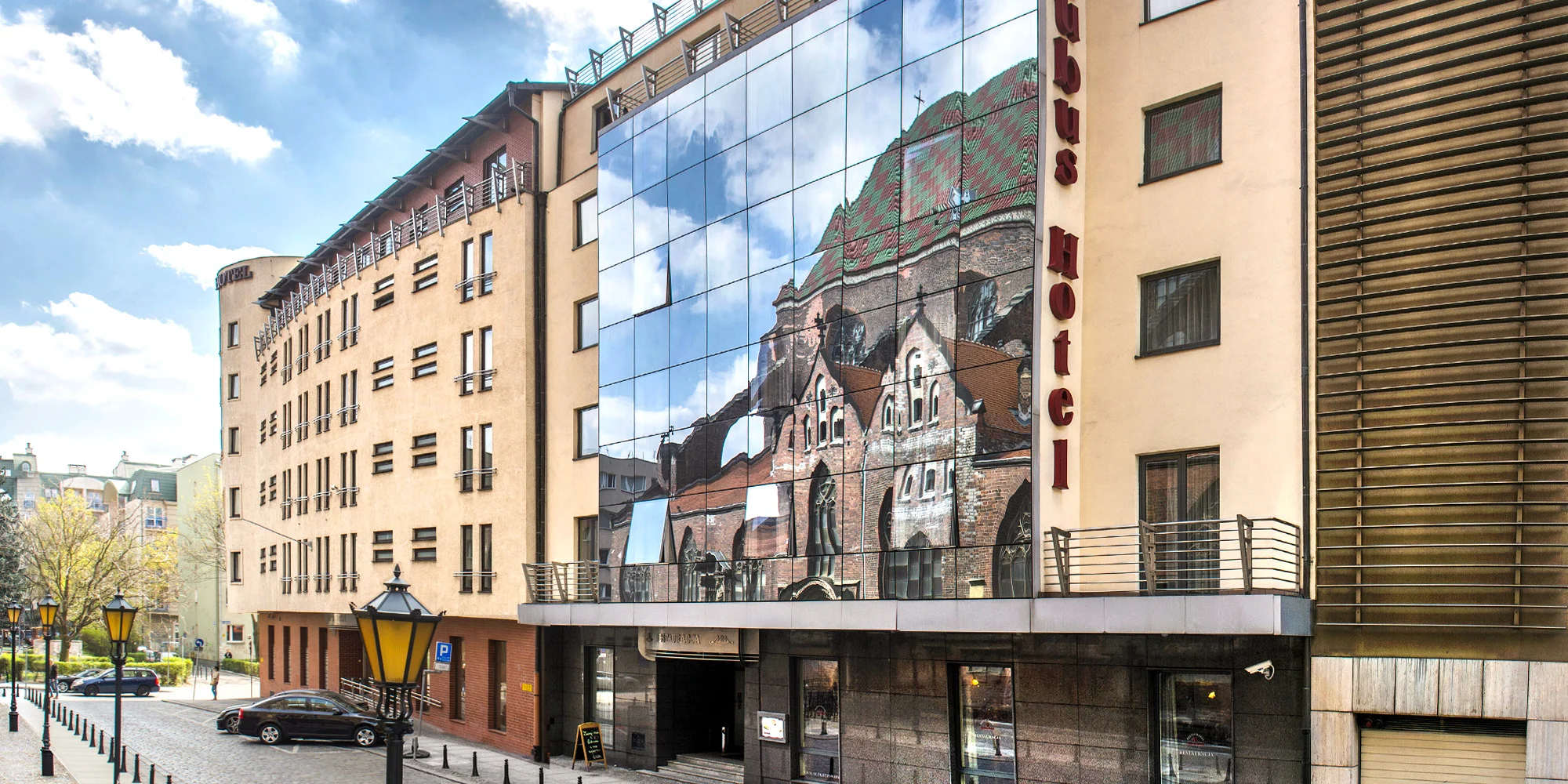 Hotel v centru Vratislavi jen 5 min pěšky od Staroměstského náměstí: wellness, snídaně či polopenze