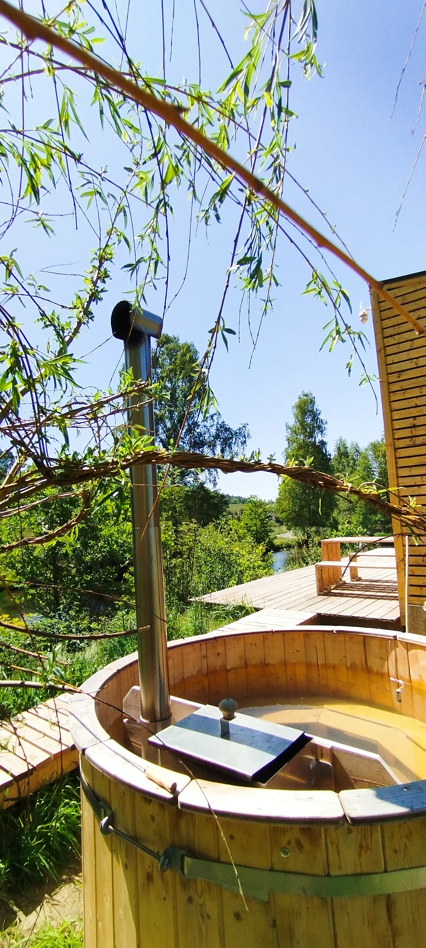 Dovolená v Českém Švýcarsku: tiny house u rybníku i privátní horký sud