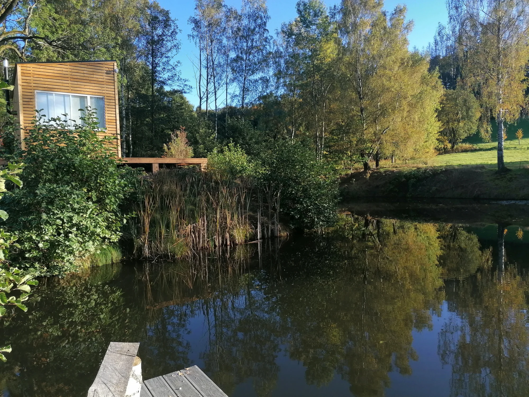 Dovolená v Českém Švýcarsku: tiny house u rybníku i privátní horký sud