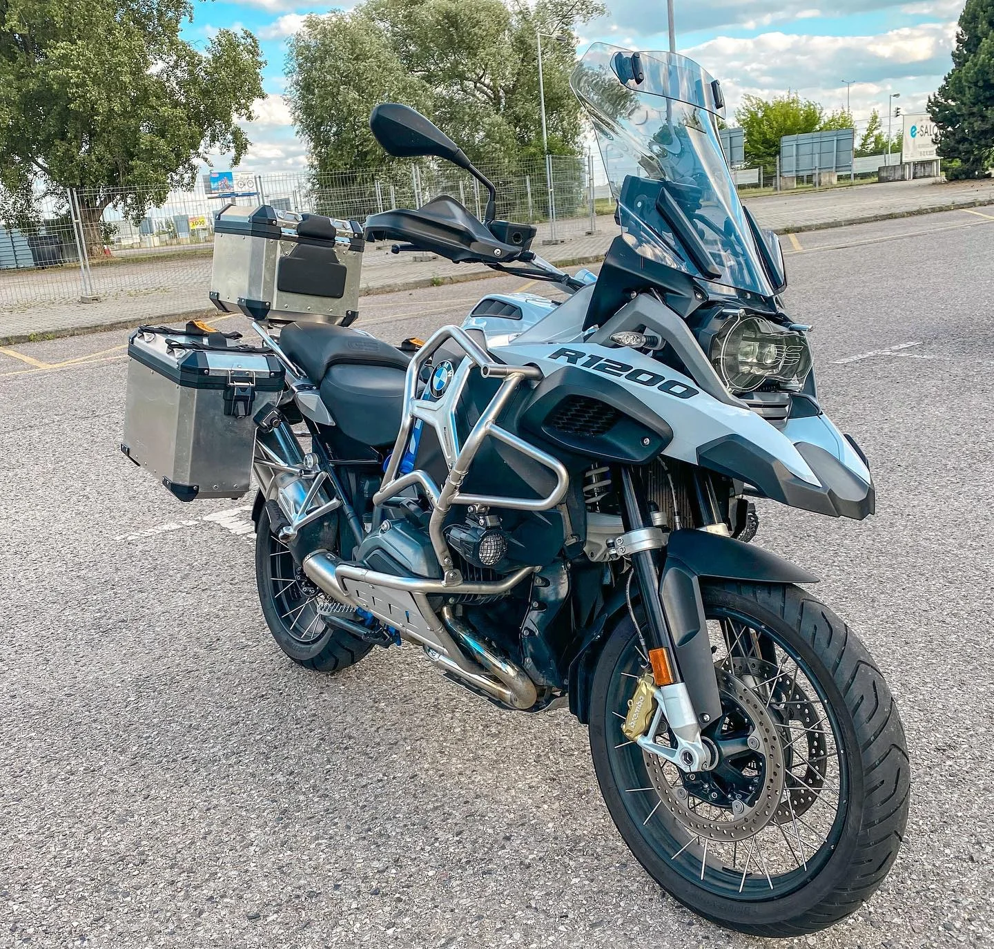Pronájem motorky BMW R 1200 GS Adventure na den či víkend s neomezeným nájezdem