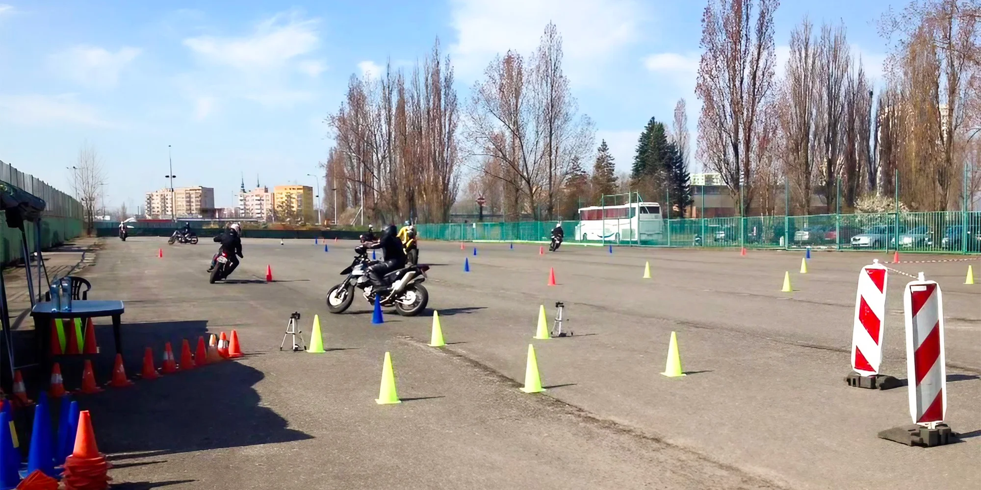 Poukaz na řidičský průkaz B nebo na motorku v hodnotě 2500 nebo 5000 Kč, zbytek doplatíte na místě