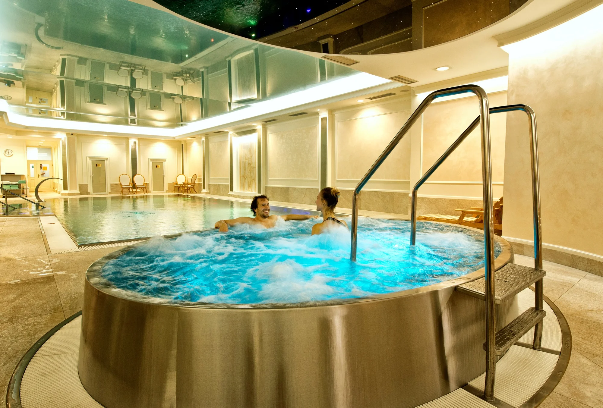 4* relax v Karlových Varech: bazénové a wellness centrum, lázeňské procedury, snídaně či polopenze