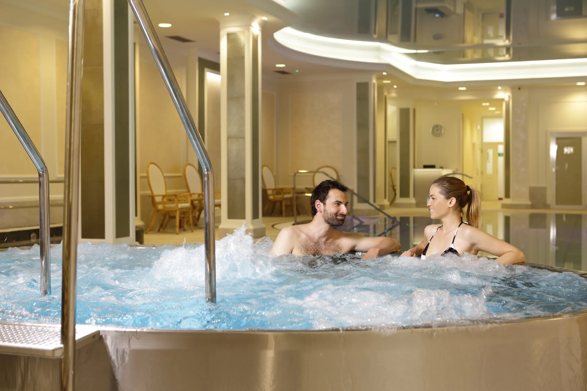 4* relax v Karlových Varech: bazénové a wellness centrum, lázeňské procedury, snídaně či polopenze