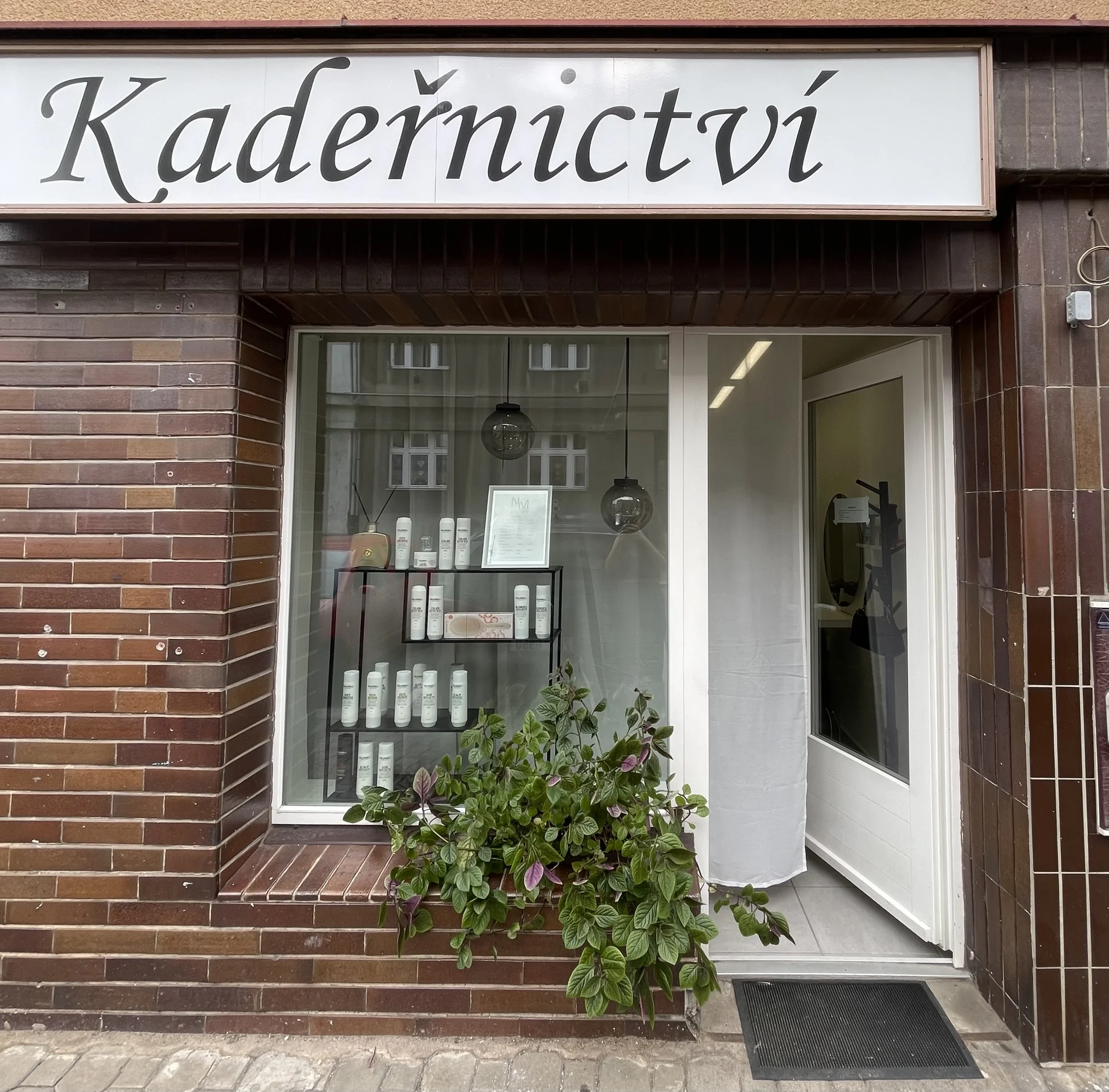 Kadeřnická péče pro vlasy všech délek: konzultace, střih, foukaná i vyživovací kúra