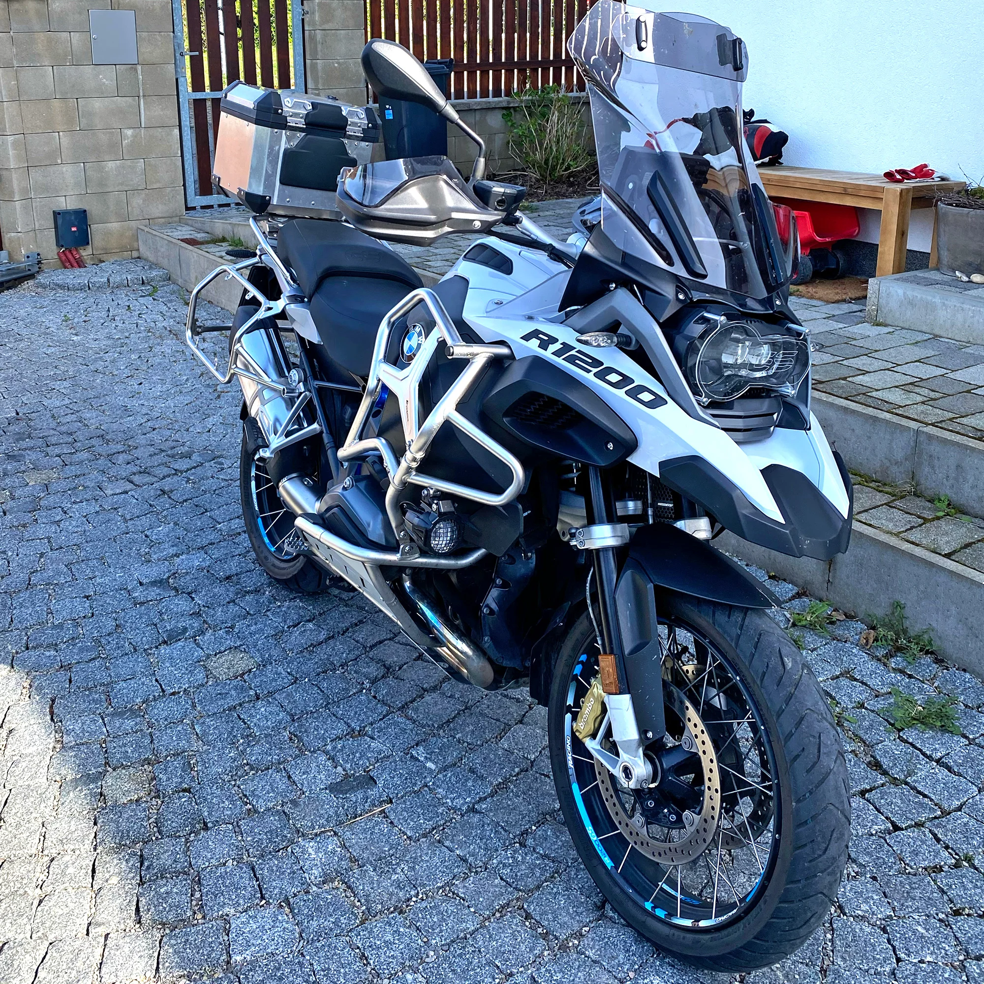 Pronájem motorky BMW R 1200 GS Adventure na den či víkend s neomezeným nájezdem