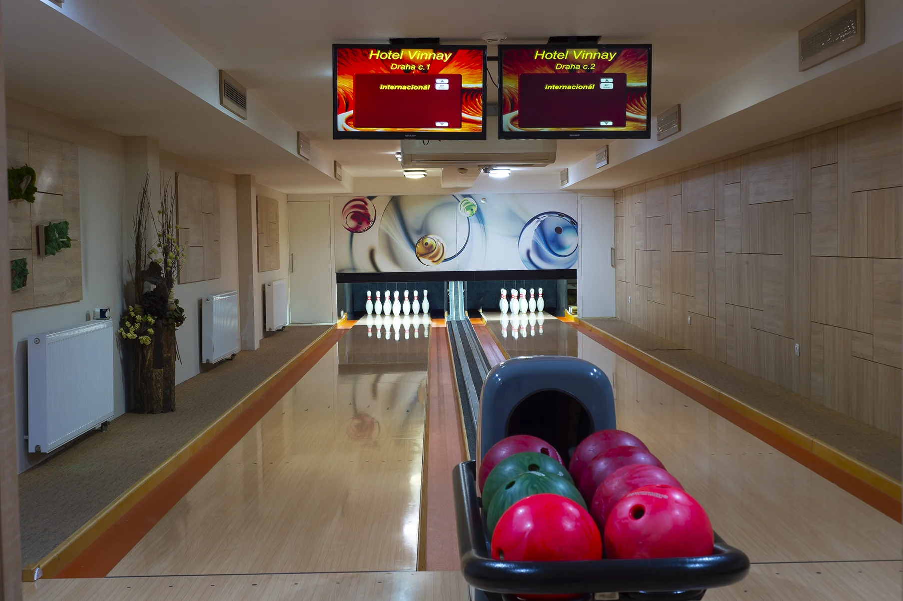 Pobyt u Vinianského jezera: polopenze, vnitřní i venkovní wellness a bowling