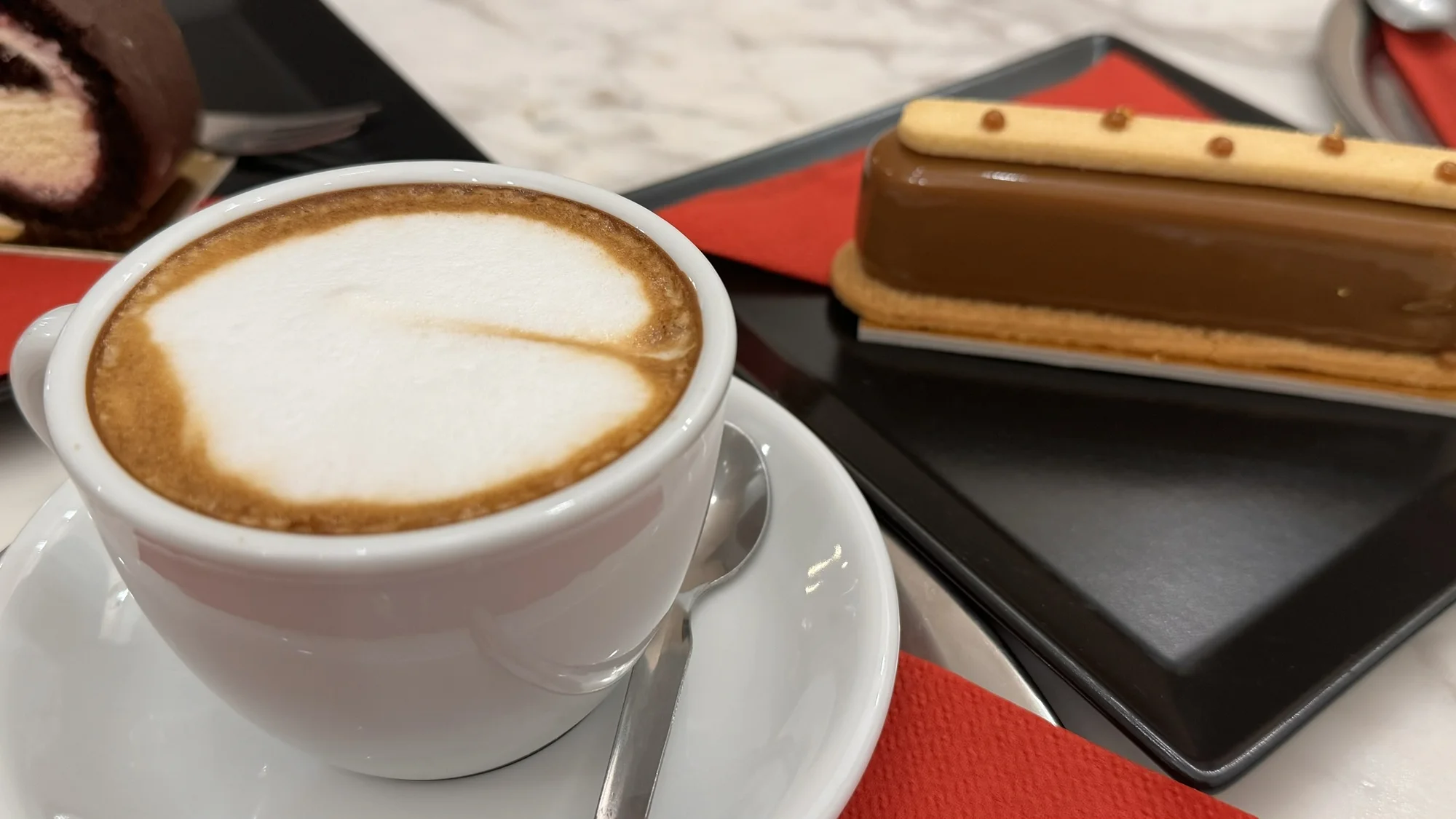Káva a zákusek pro 1 či 2 osoby: eclair s čokoládou a karamelem i roláda Chantilly