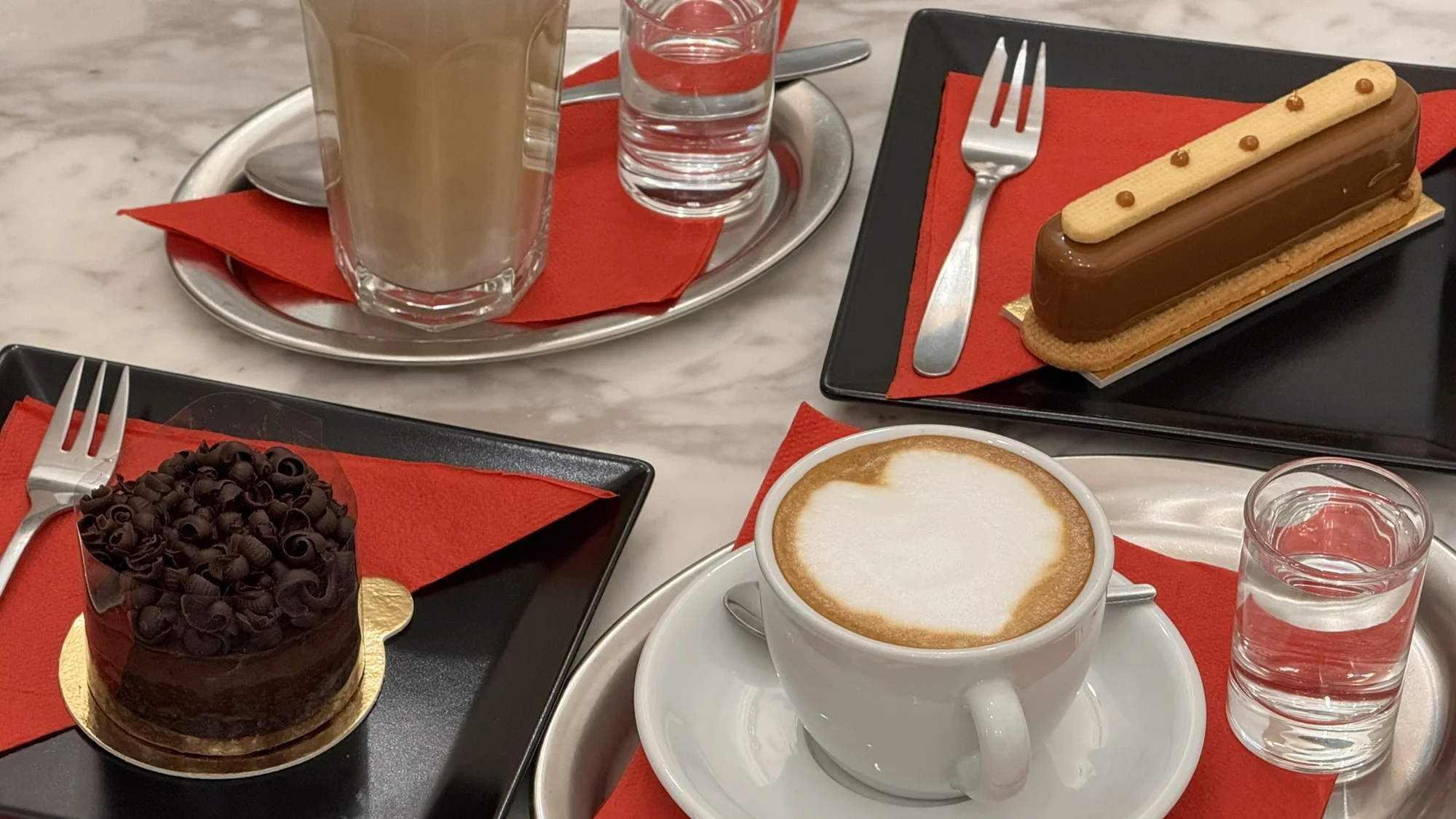 Káva a zákusek pro 1 či 2 osoby: eclair s čokoládou a karamelem i roláda Chantilly