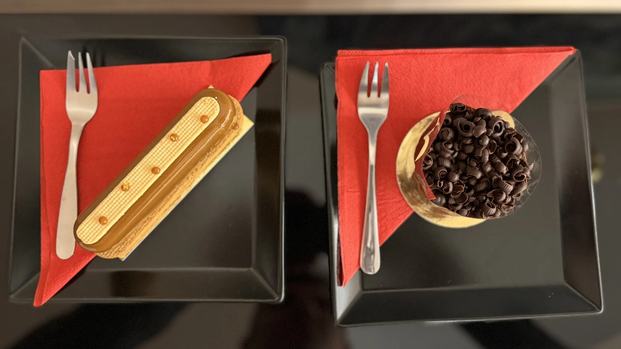 Káva a zákusek pro 1 či 2 osoby: eclair s čokoládou a karamelem i roláda Chantilly