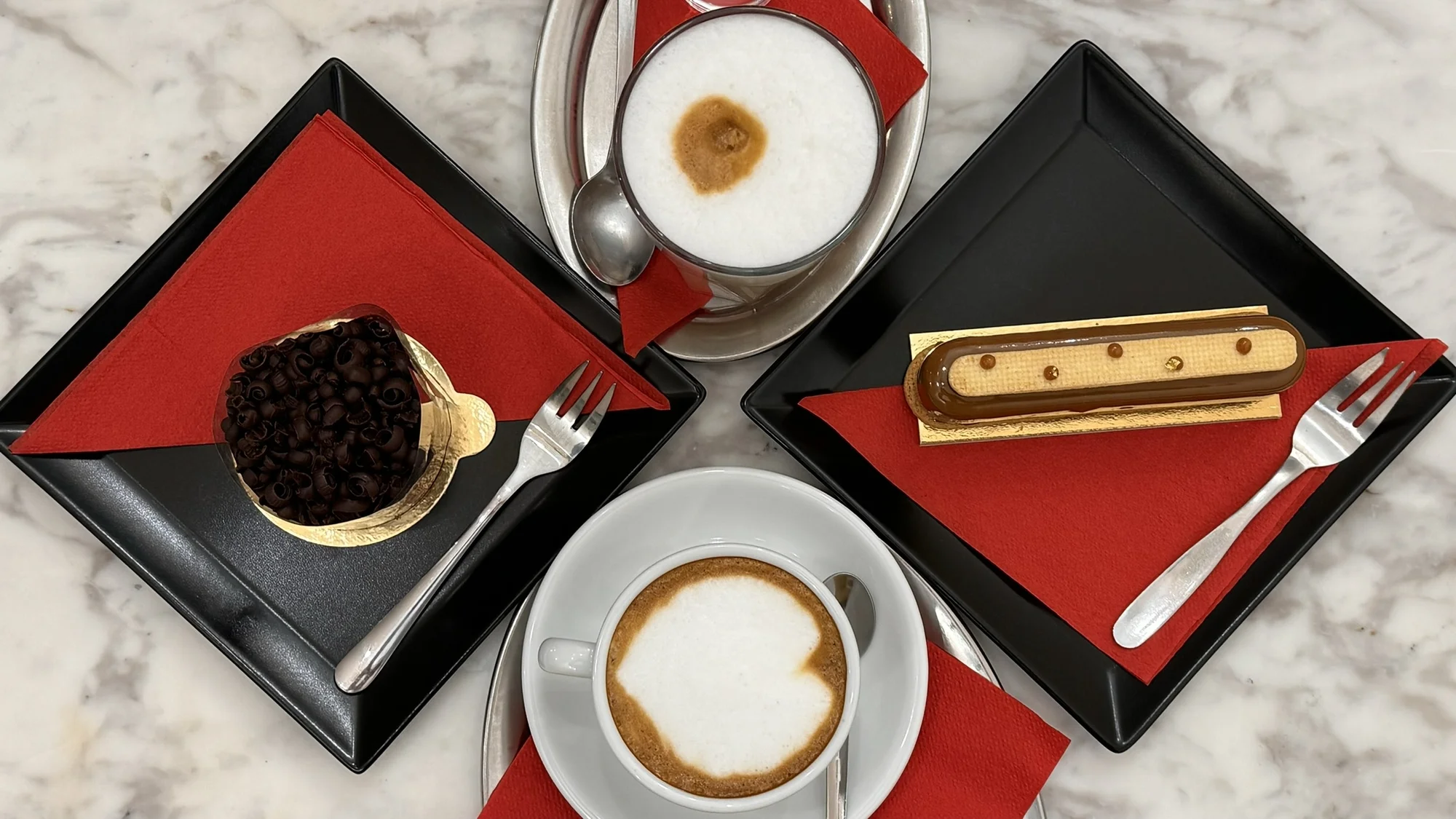 Káva a zákusek pro 1 či 2 osoby: eclair s čokoládou a karamelem i roláda Chantilly