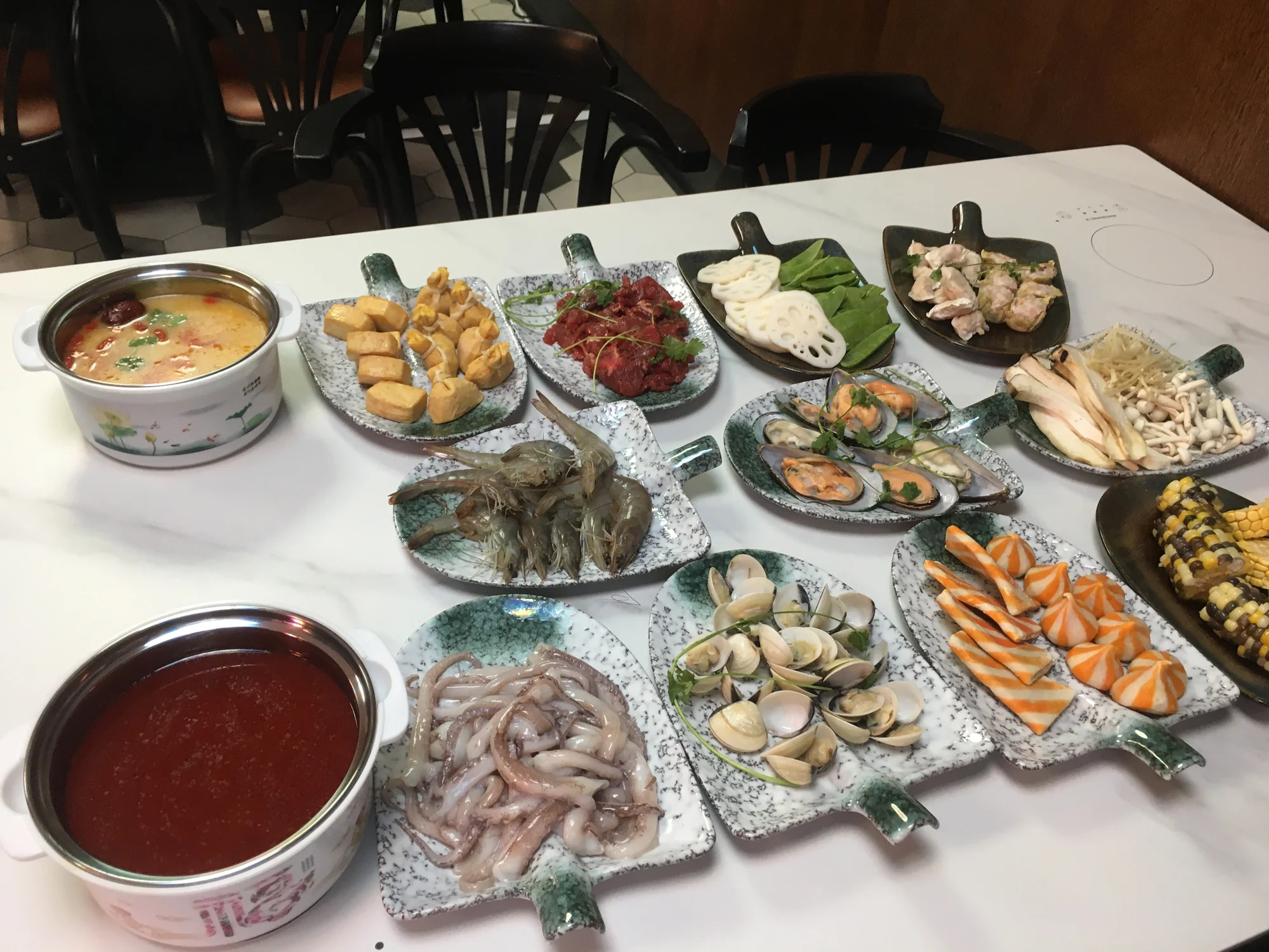 Hot pot all you can eat: výběr z polévek a velkého množství ingrediencí, 1-2 osoby