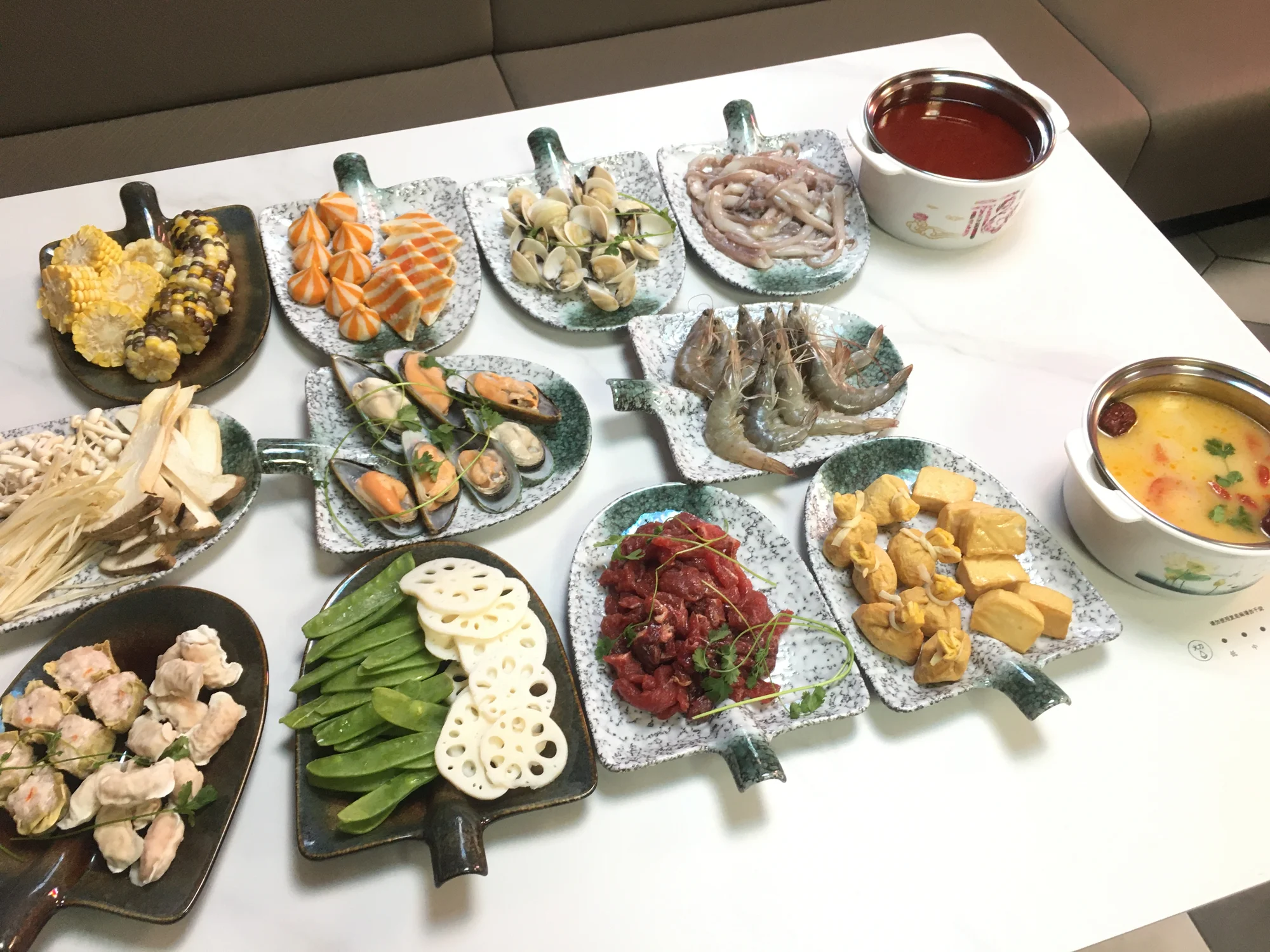 Hot pot all you can eat: výběr z polévek a velkého množství ingrediencí, 1-2 osoby