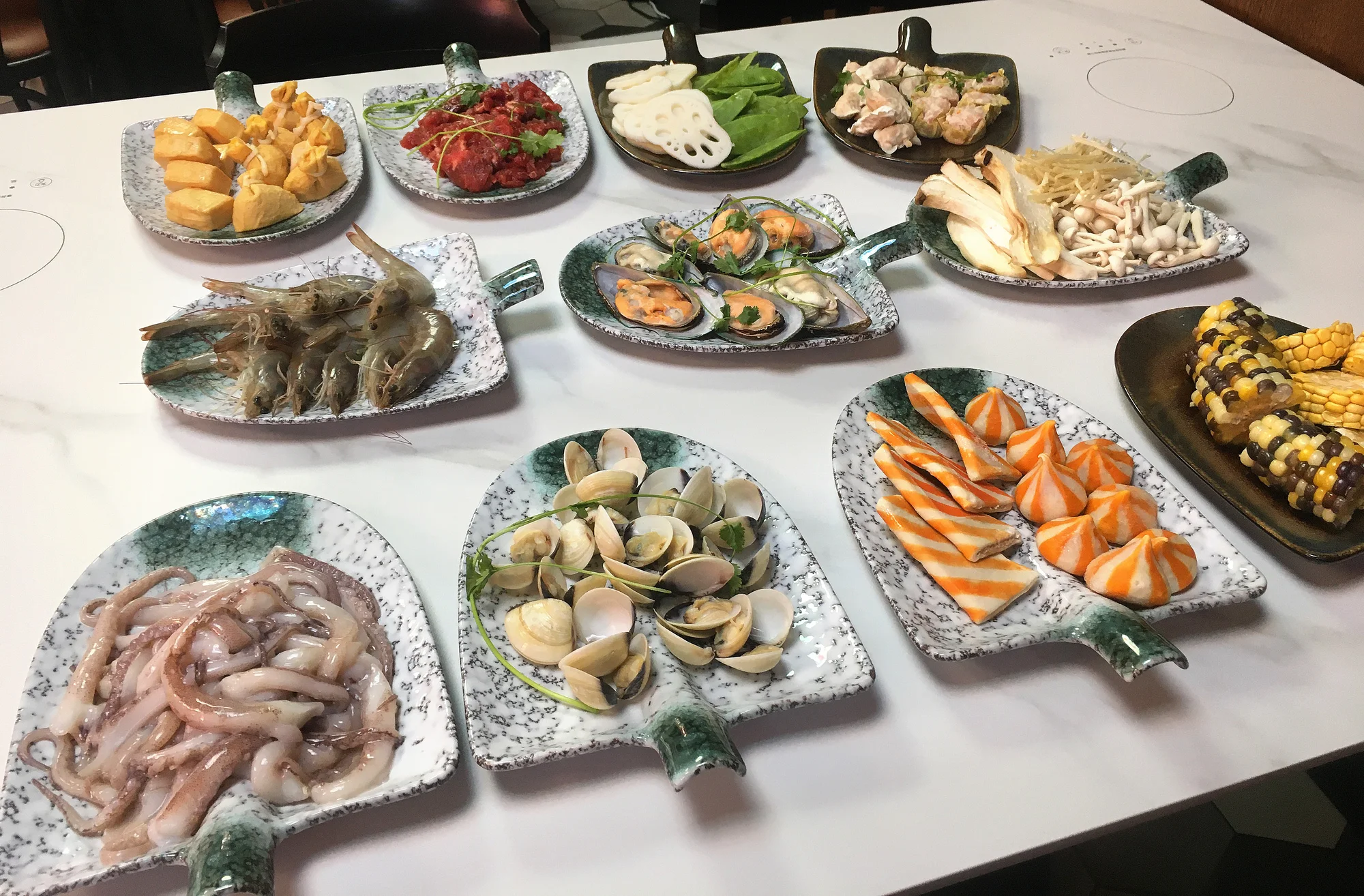 Hot pot all you can eat: výběr z polévek a velkého množství ingrediencí, 1-2 osoby