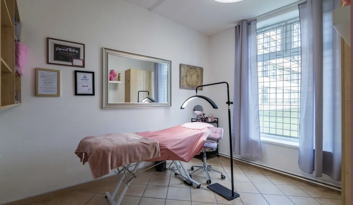 Permanentní make-up: kontura a stínování rtů, microblading a microshading obočí
