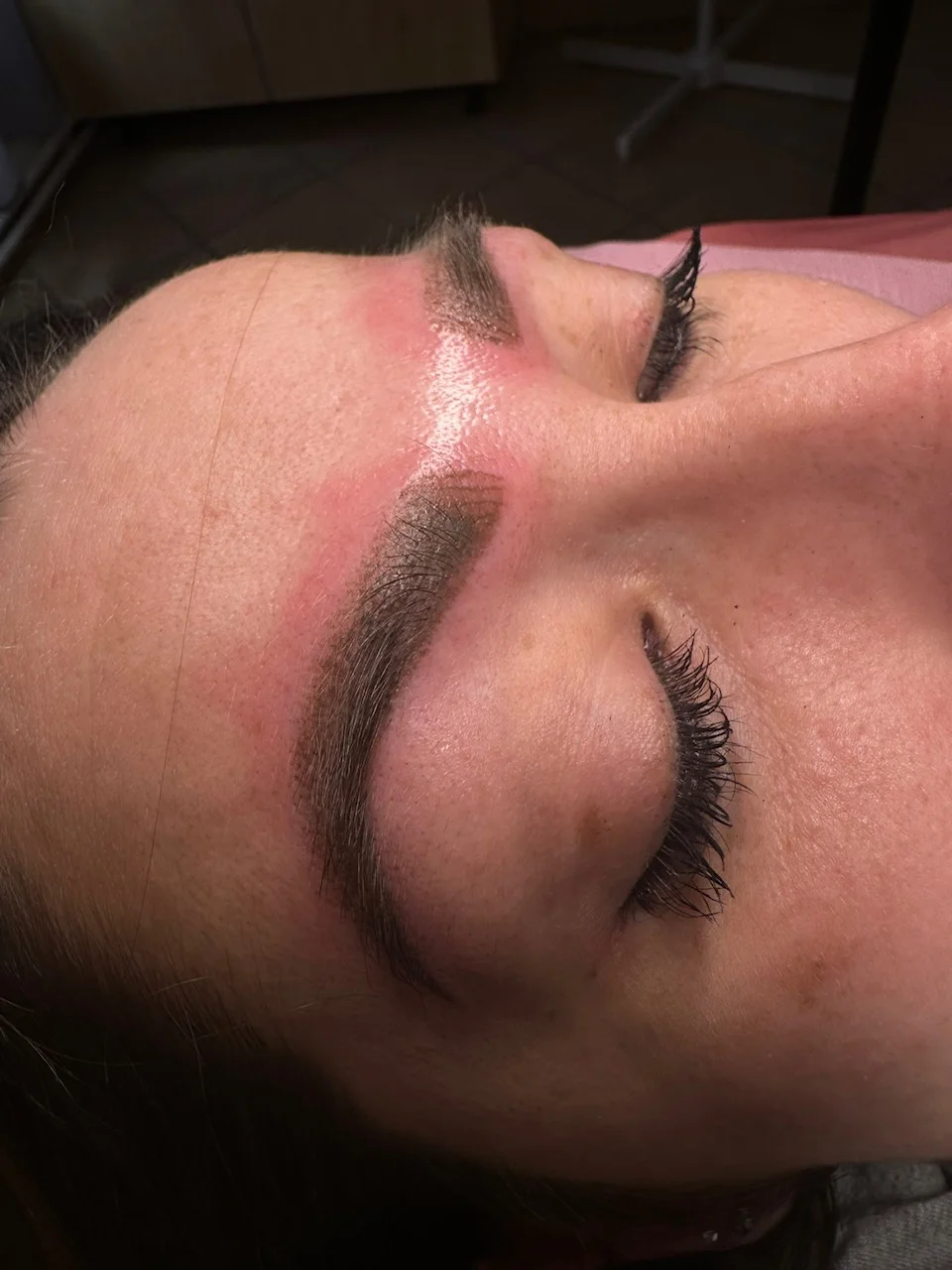 Permanentní make-up: kontura a stínování rtů, microblading a microshading obočí