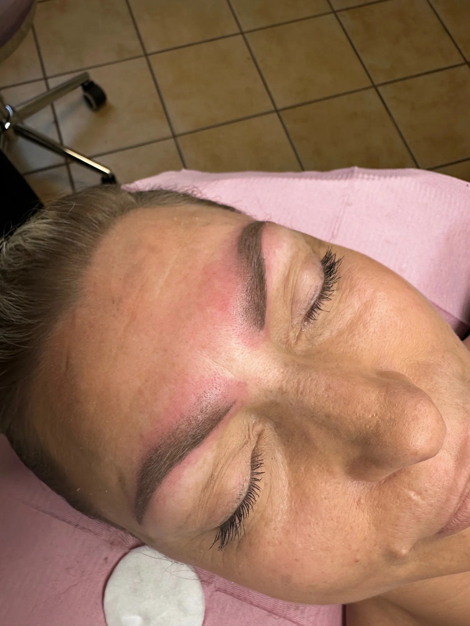 Permanentní make-up: kontura a stínování rtů, microblading a microshading obočí