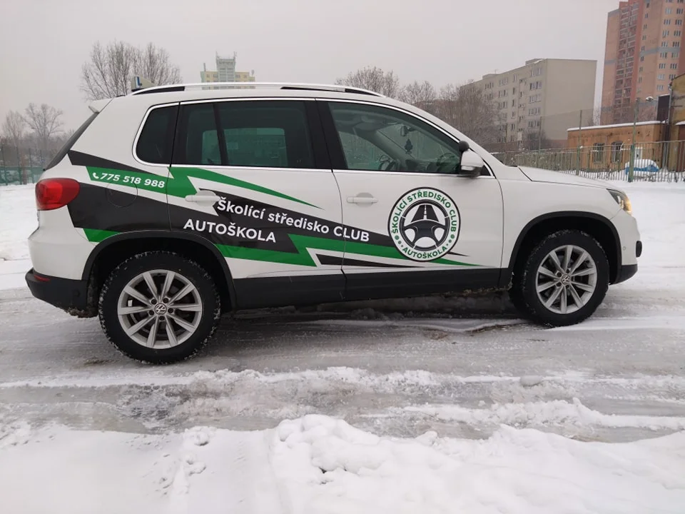 Poukaz na řidičský průkaz B nebo na motorku v hodnotě 2500 nebo 5000 Kč, zbytek doplatíte na místě