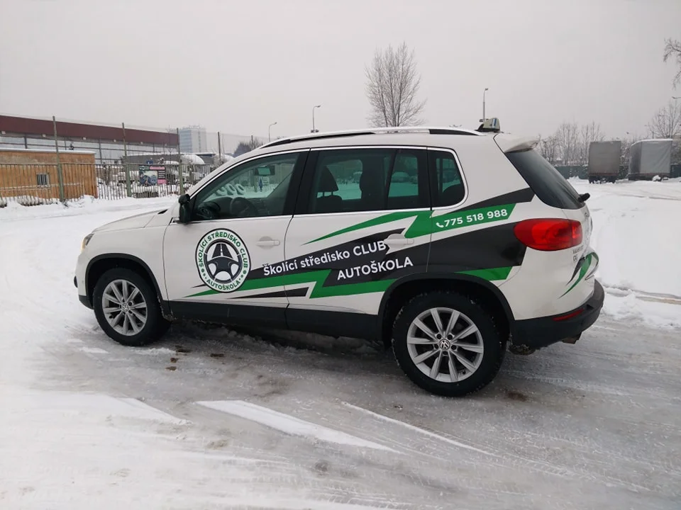 Poukaz na řidičský průkaz B nebo na motorku v hodnotě 2500 nebo 5000 Kč, zbytek doplatíte na místě