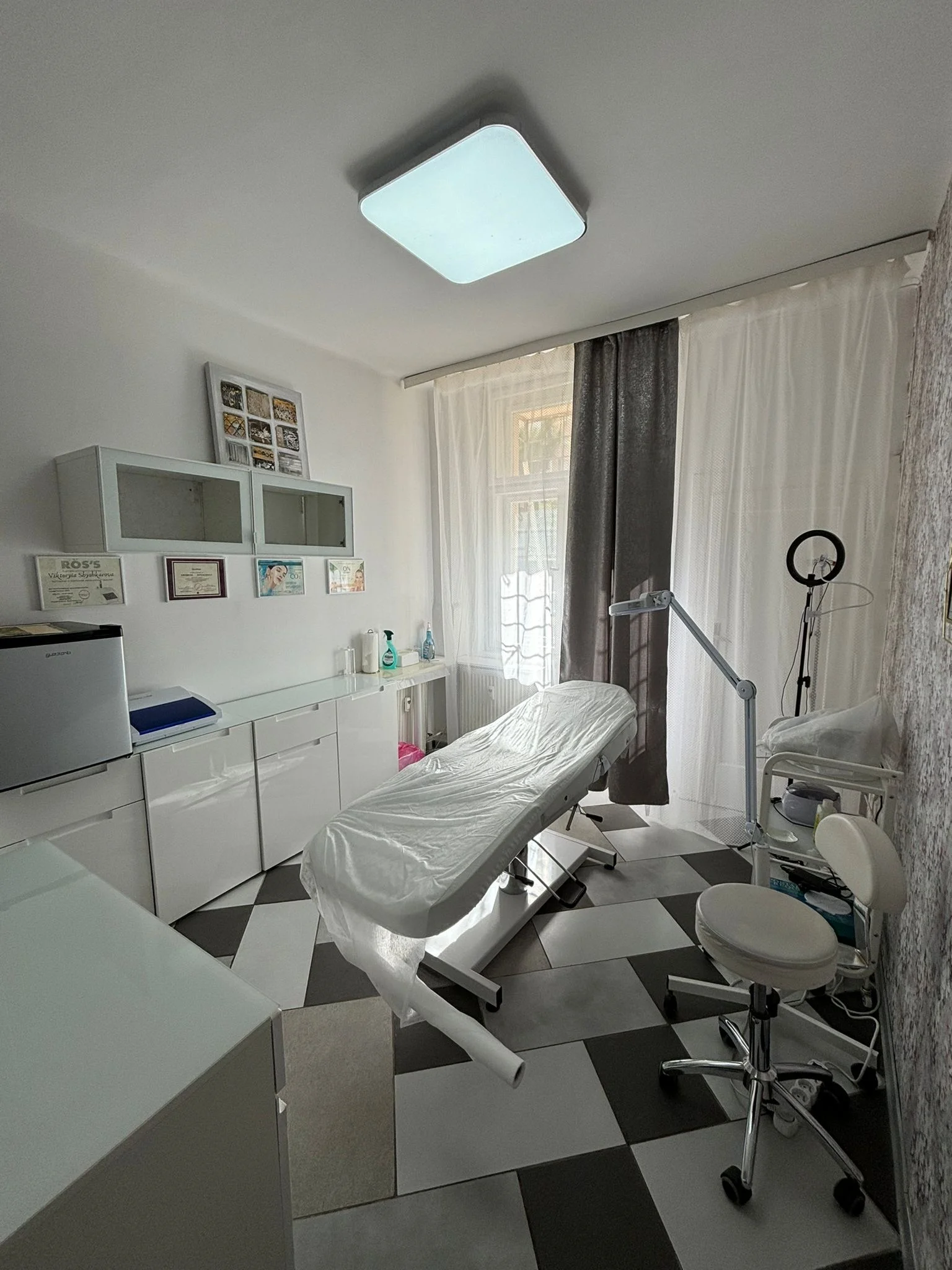 Permanentní make-up horních očních linek, rtů či obočí pudrovou metodou